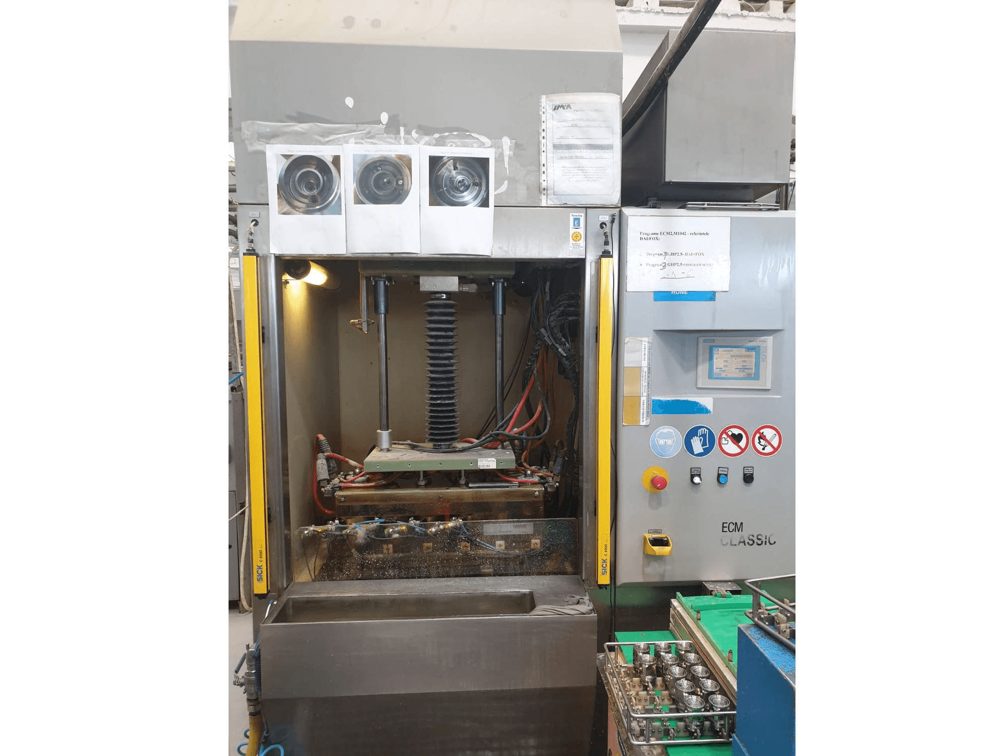 Frontansicht der Extrude Hone Classic 1A-450-43-P-M Maschine