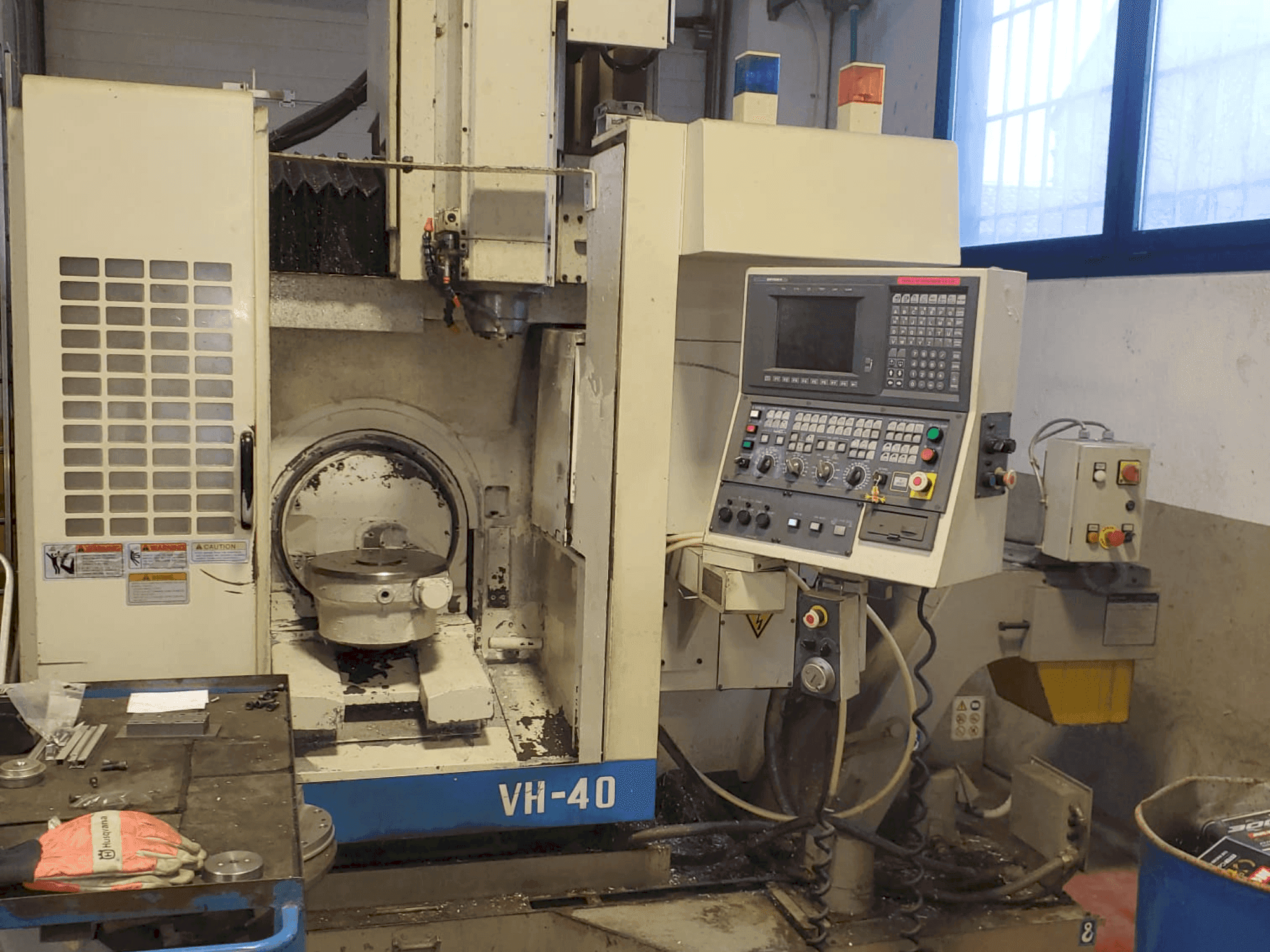 Frontansicht der Okuma VH-40 Maschine