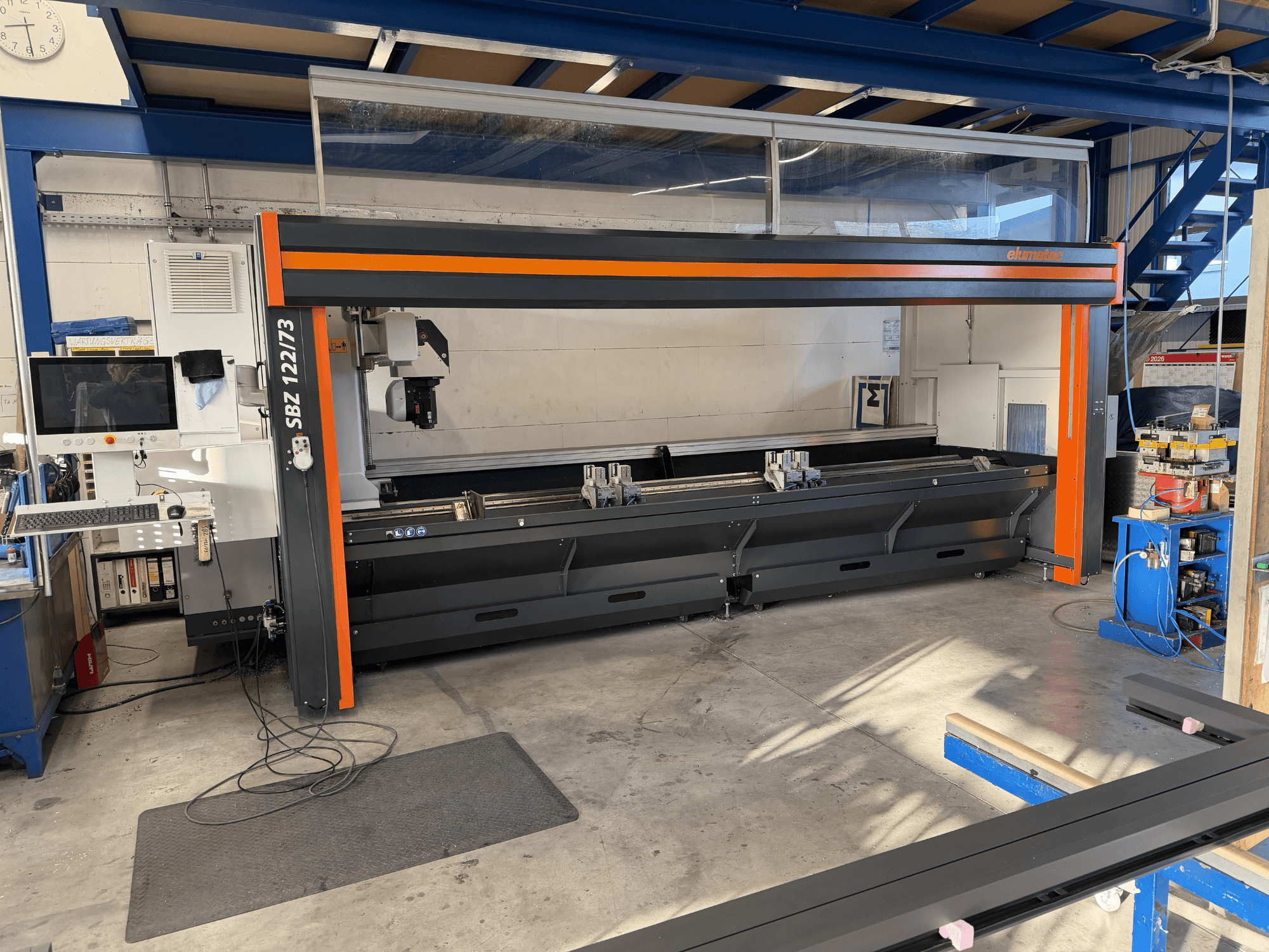 Elumatec SBZ 122/73 Werkzeugmaschine in der Vorderansicht, mit Bedienfeld, Schneidbereich und Arbeitsraumanordnung.