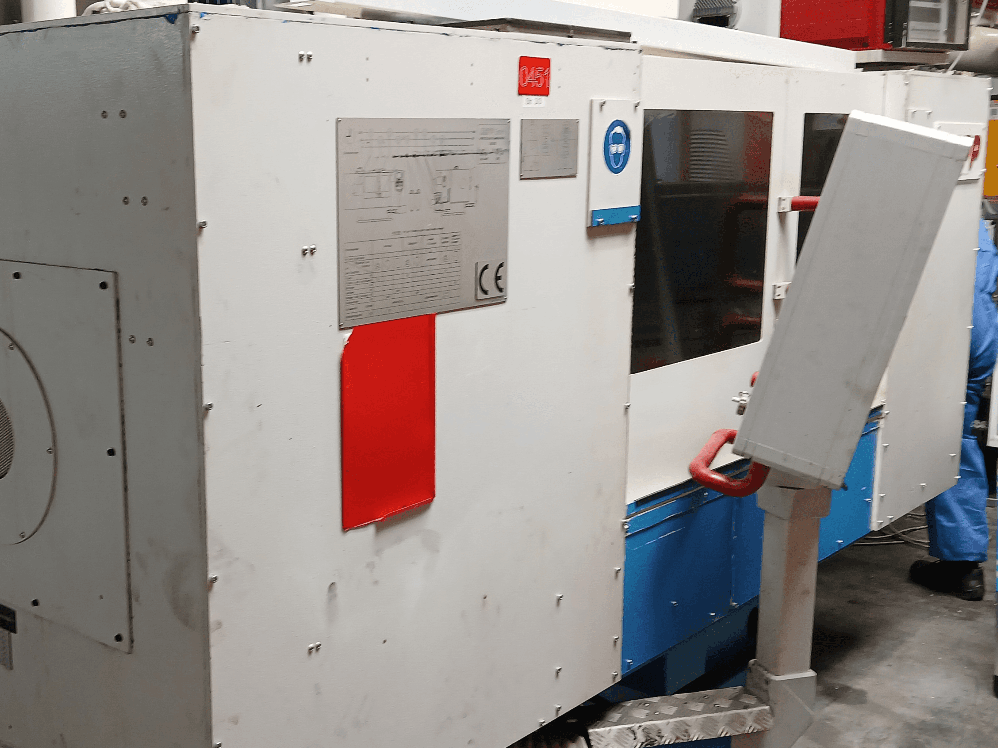 Rundschleifmaschine Kapp RNS 55, Seitenansicht mit Bedienfeld und Sicherheitsvorrichtungen.