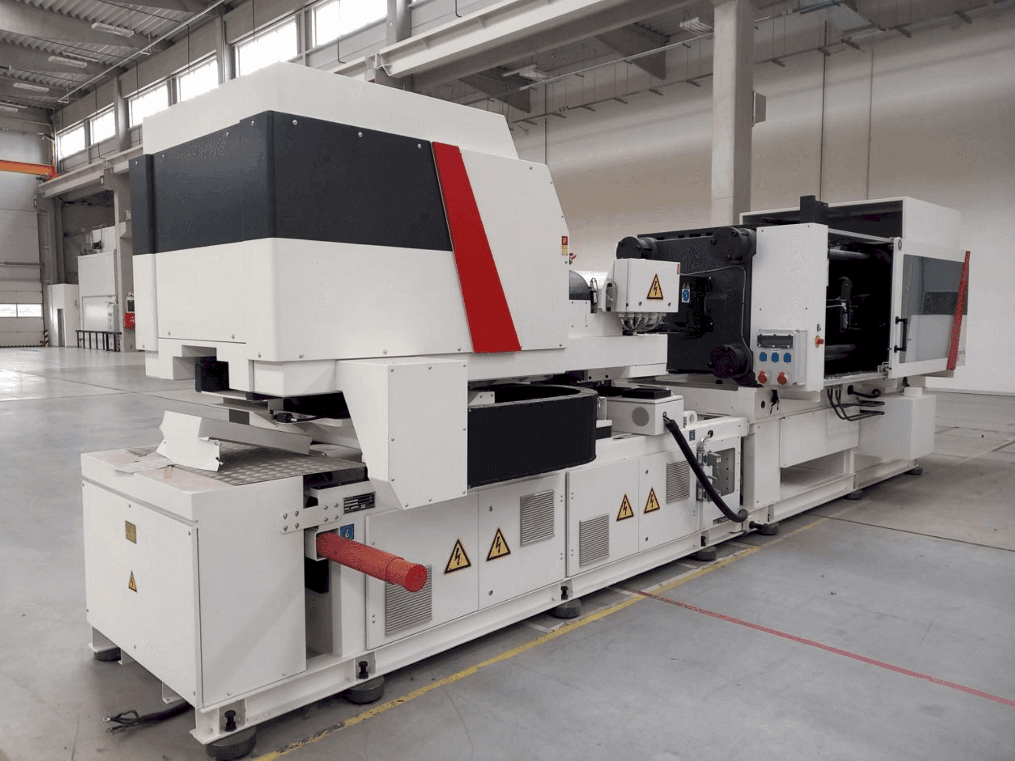 Frontansicht der Milacron Elektron Evo 350 Maschine