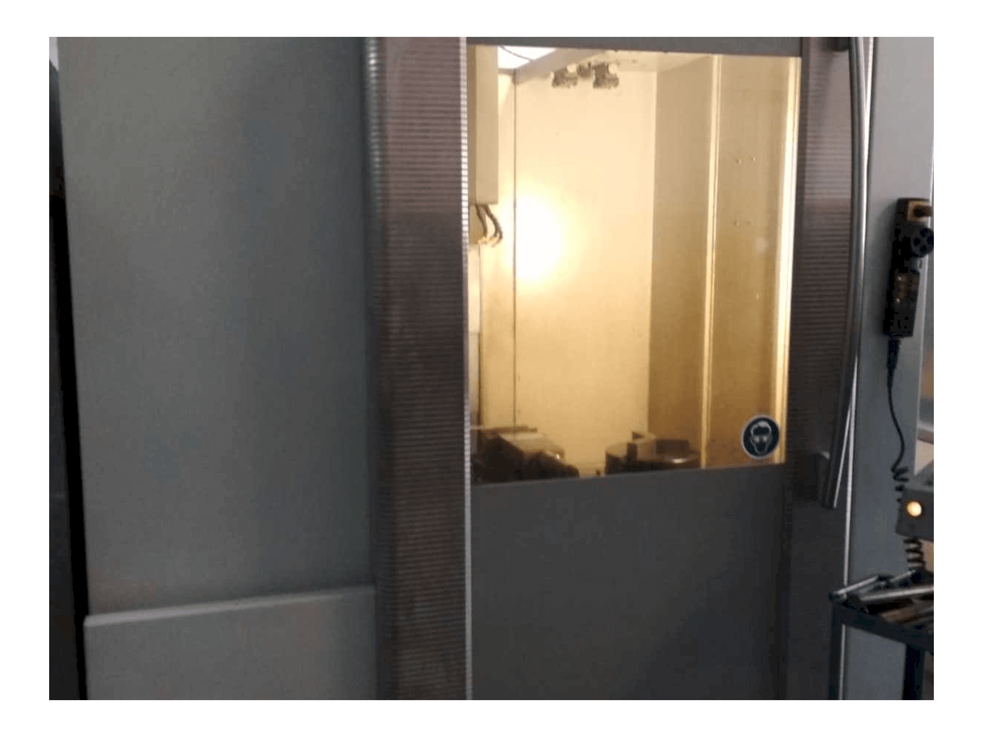 Frontansicht der DECKEL MAHO DMC 63V Maschine