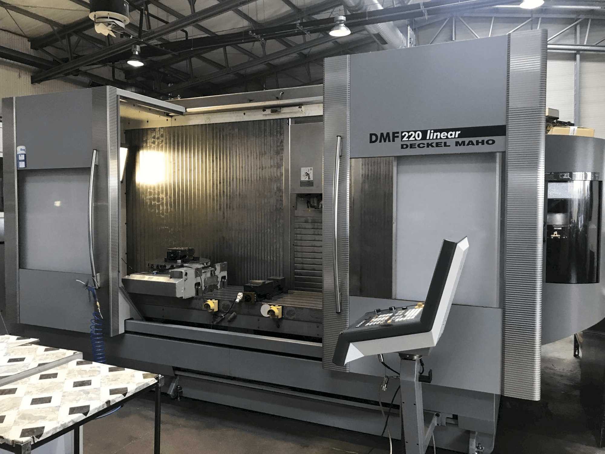 Frontansicht der DECKEL MAHO DMF 220 Linear Maschine