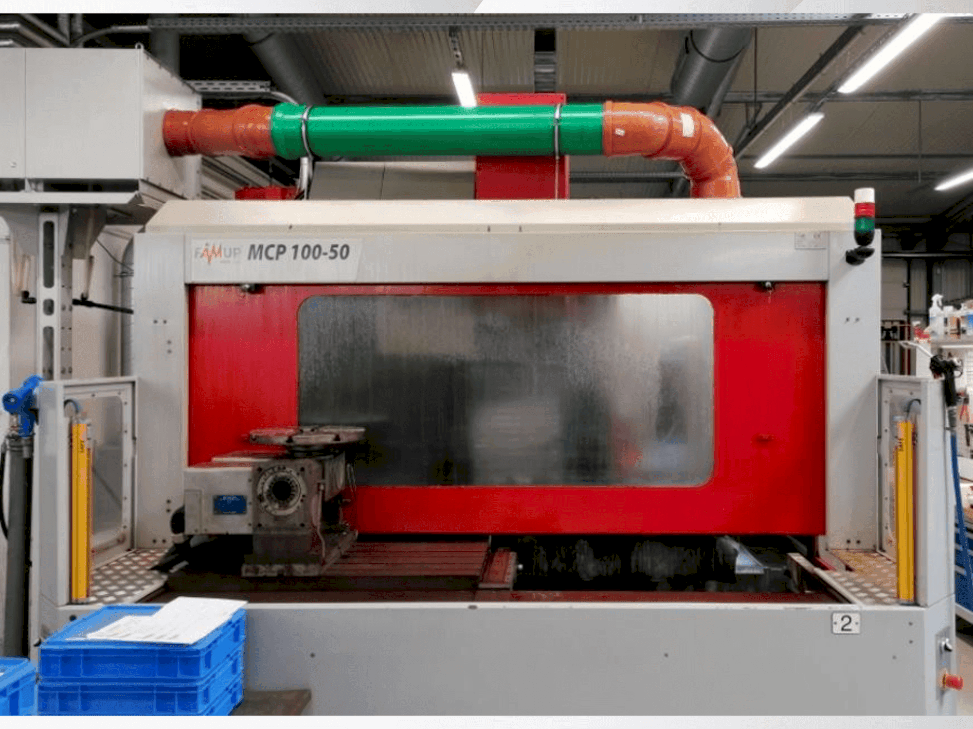 Frontansicht der EMCO FamUp MCP 100-50 Maschine