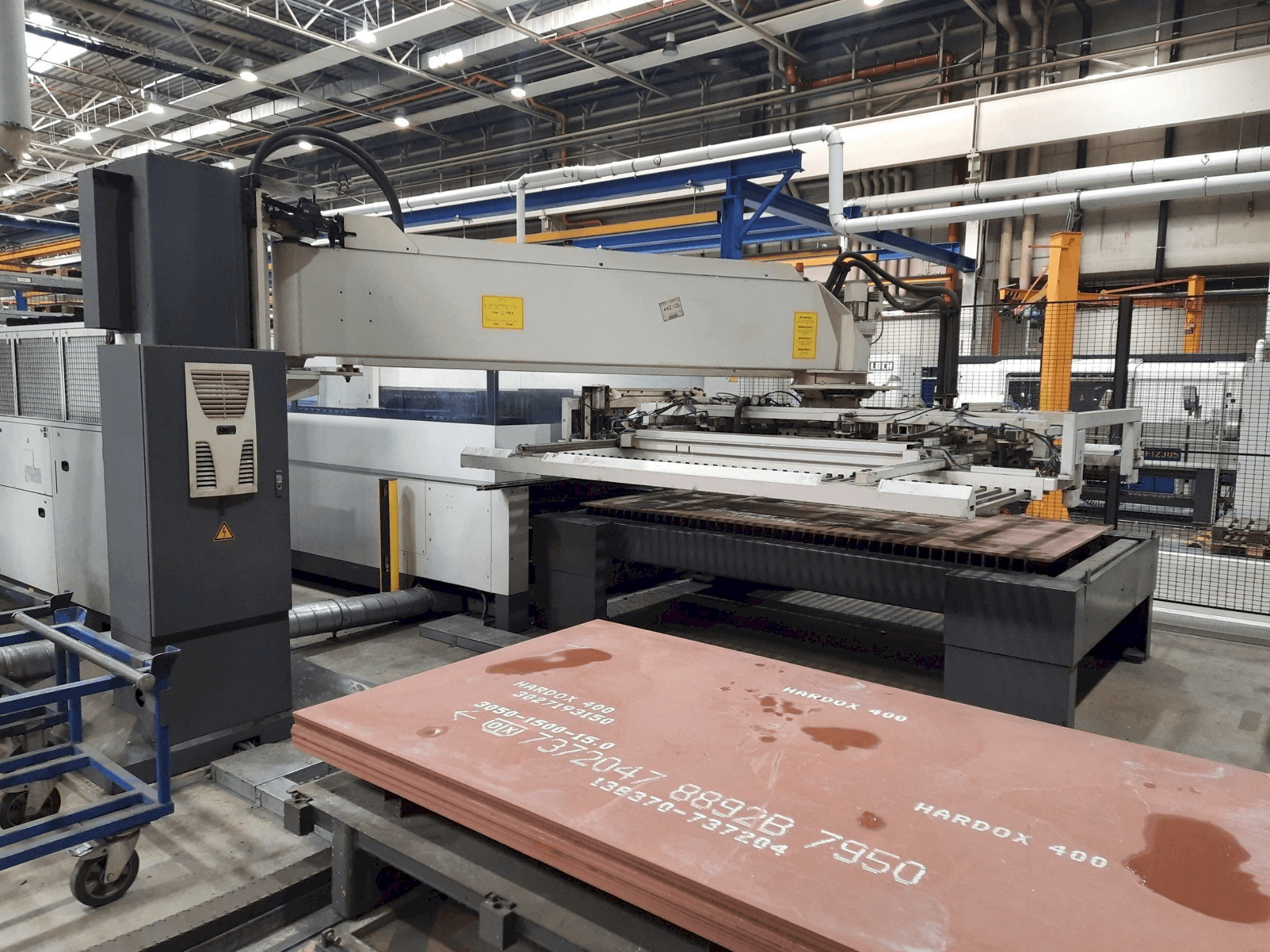 Linke Seitenansicht der Trumpf L3030 Maschine