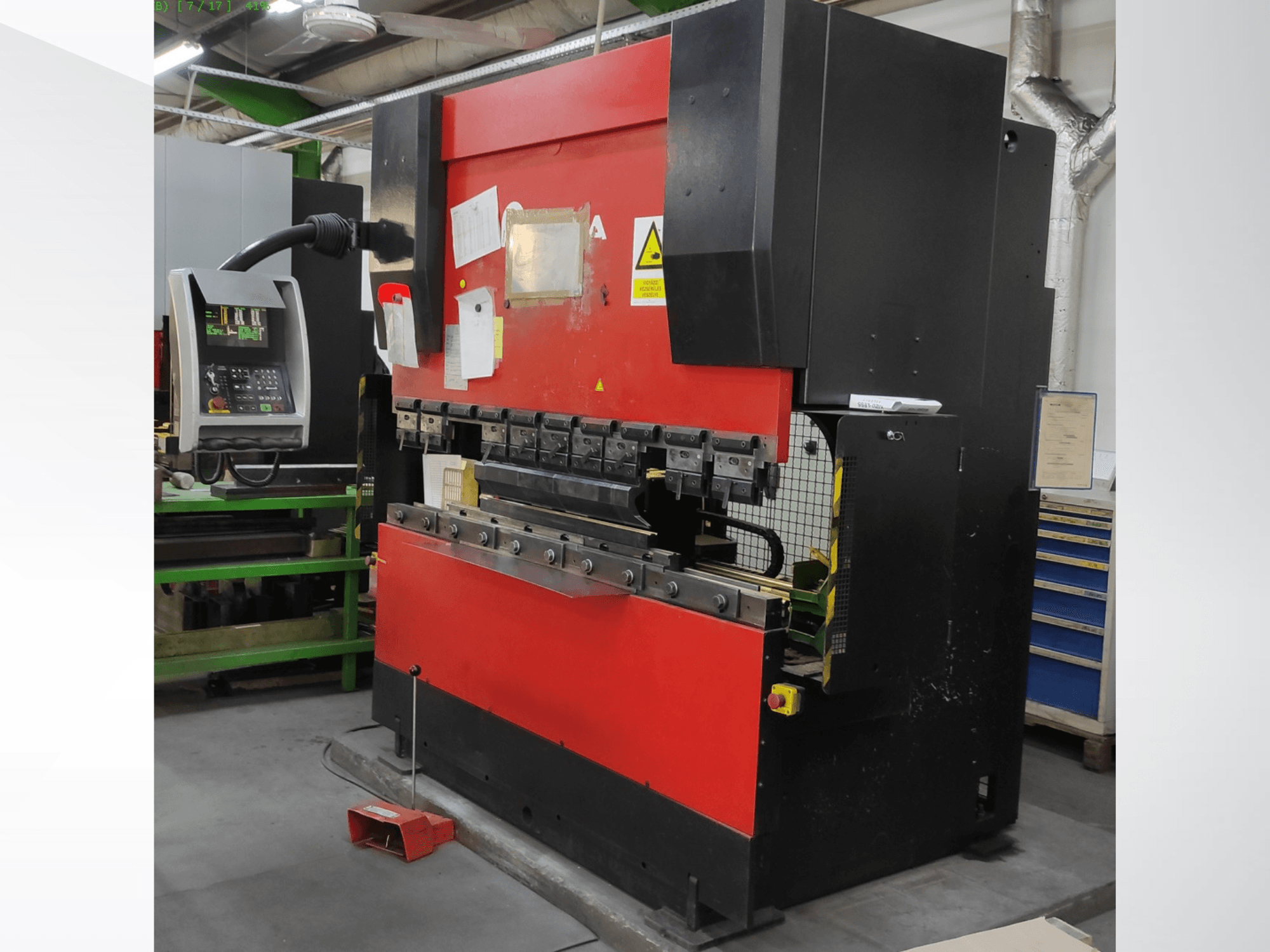 AMADA HFB 5020 Abkantpresse in Rot und Schwarz, Vorderansicht, mit Bedienfeld, Biegewerkzeugen und Sicherheitseinrichtungen.