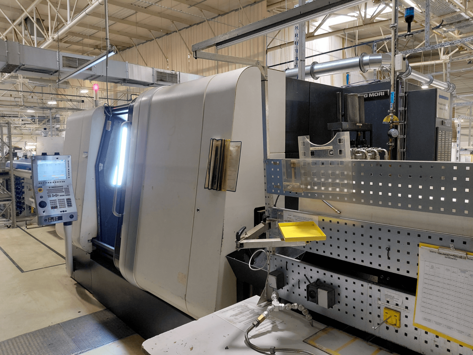 Mehrspindeldrehmaschine DMG MORI Sprint 65 linear, Vorderansicht, zeigt Bedienfeld und Maschinenmerkmale.