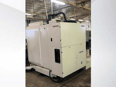 Weiße CNC-Industriemaschine mit Bedienfeld und Belüftung, von vorne gesehen, in einer Werkstattumgebung.