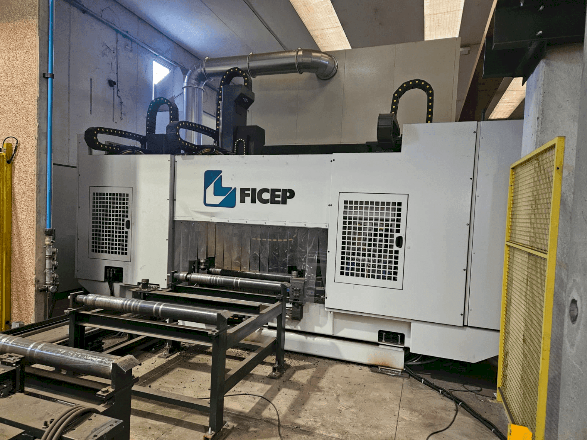 Frontansicht der FICEP VALIANT 1004 VLFRC Maschine