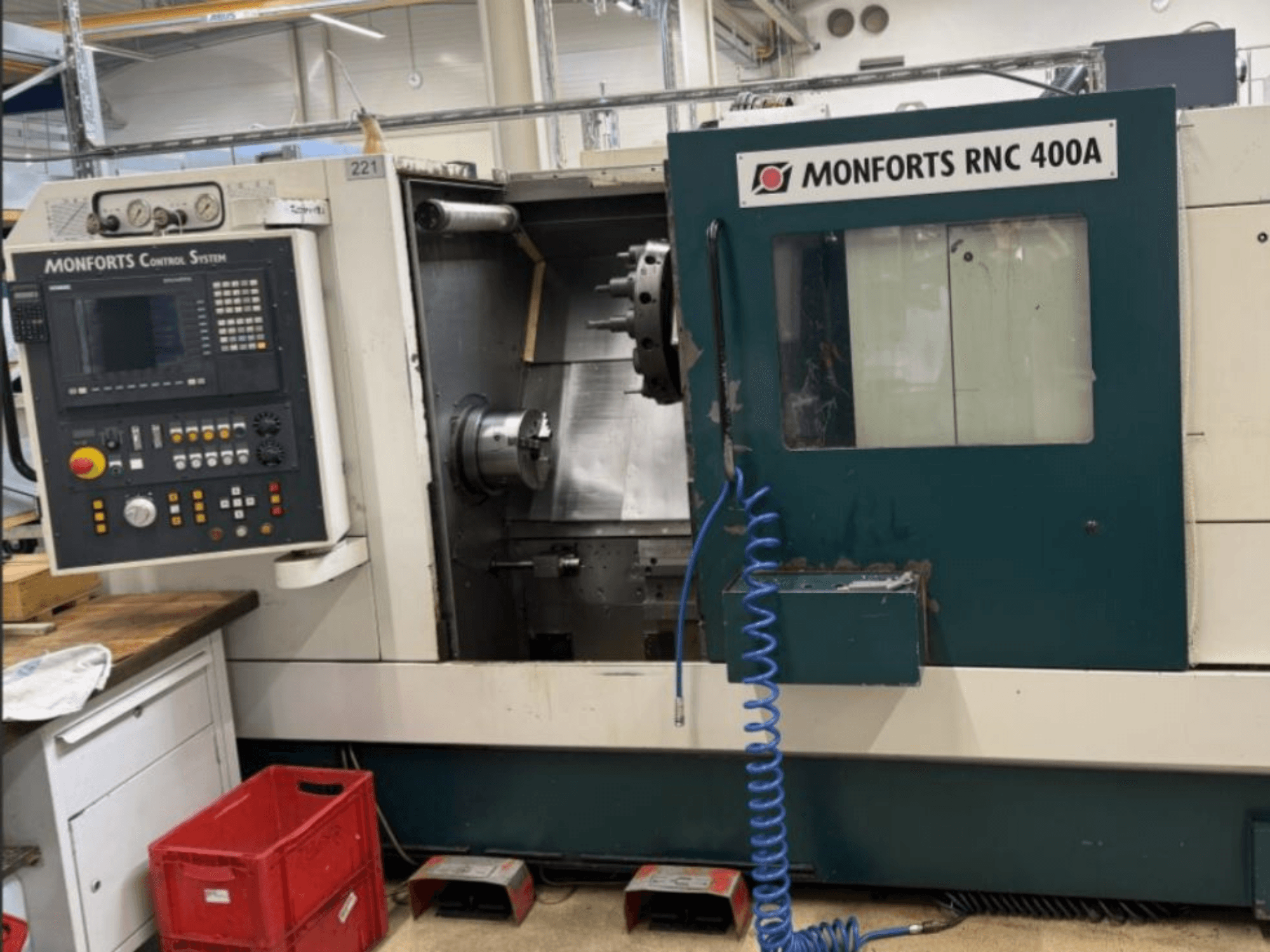 Monforts RNC 400 A Horizontal-Drehmaschine, Vorderansicht, Bedienfeld und Arbeitsbereich mit hervorgehobenen Merkmalen.