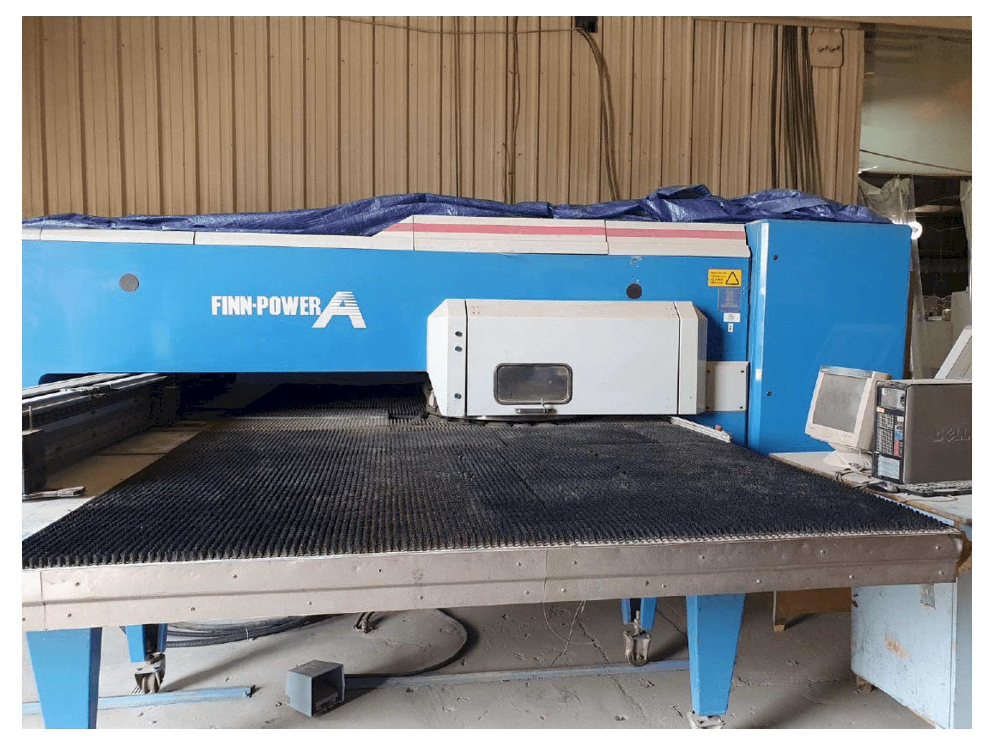 Frontansicht der Finn-Power A5-5 FB Maschine