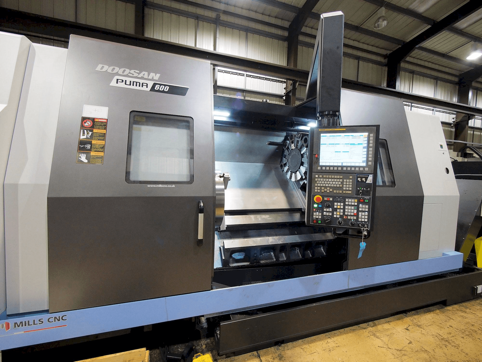 Frontansicht der Doosan Puma 600 Maschine