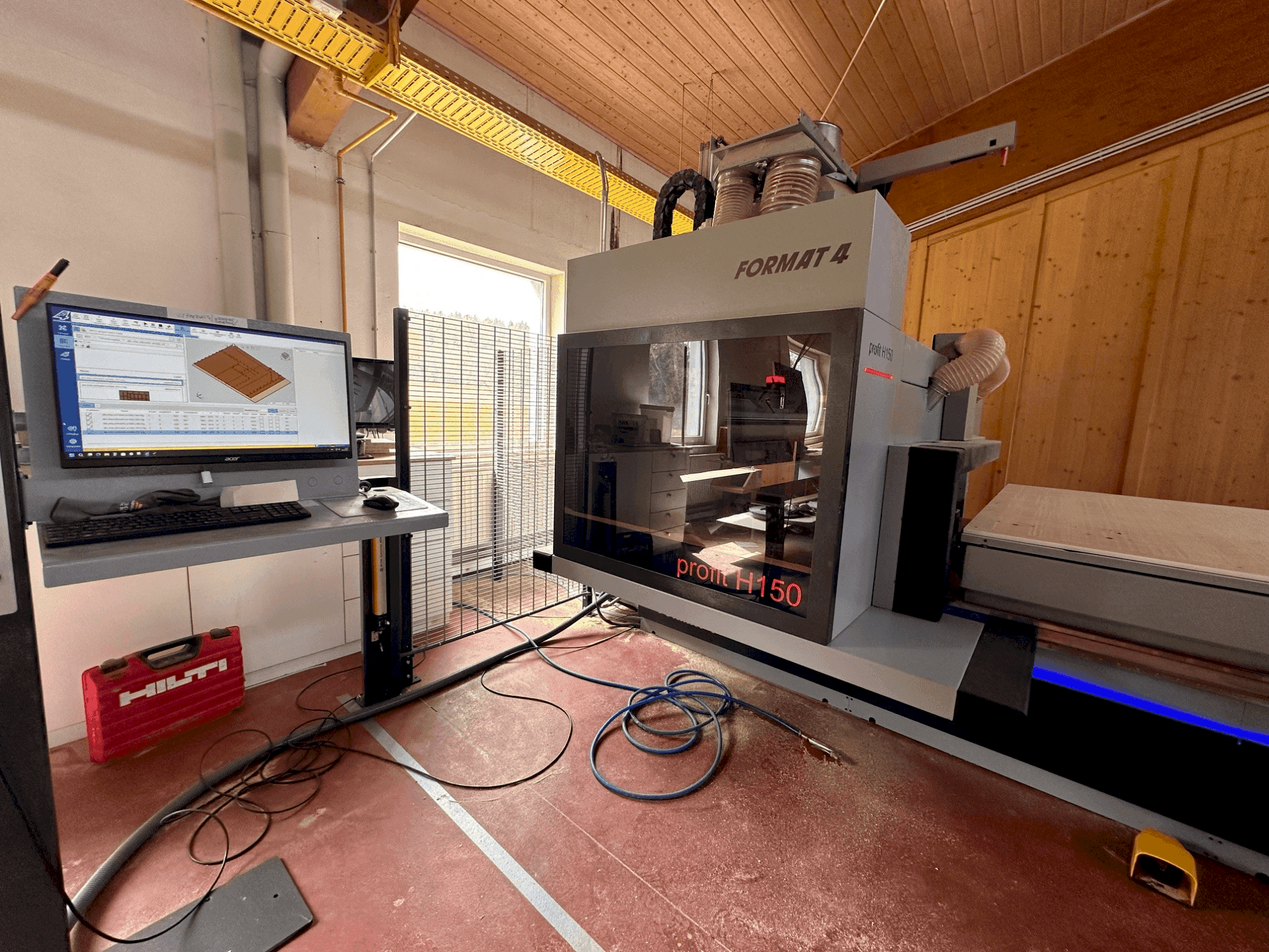 Frontansicht der FORMAT4 Profit H150 22.32 T Maschine