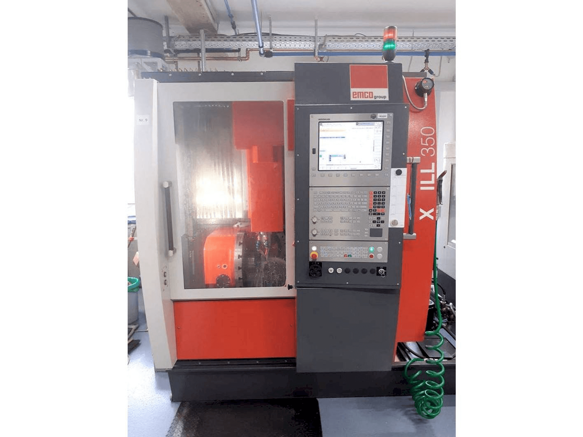 Frontansicht der EMCO Maxxmill 350 Maschine