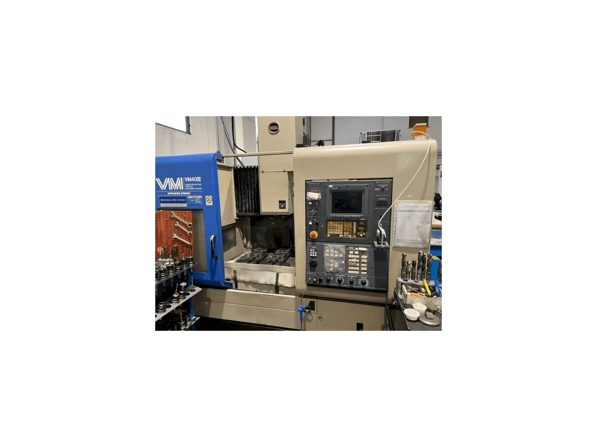 Frontansicht der HITACHI SEIKI VM40 Maschine