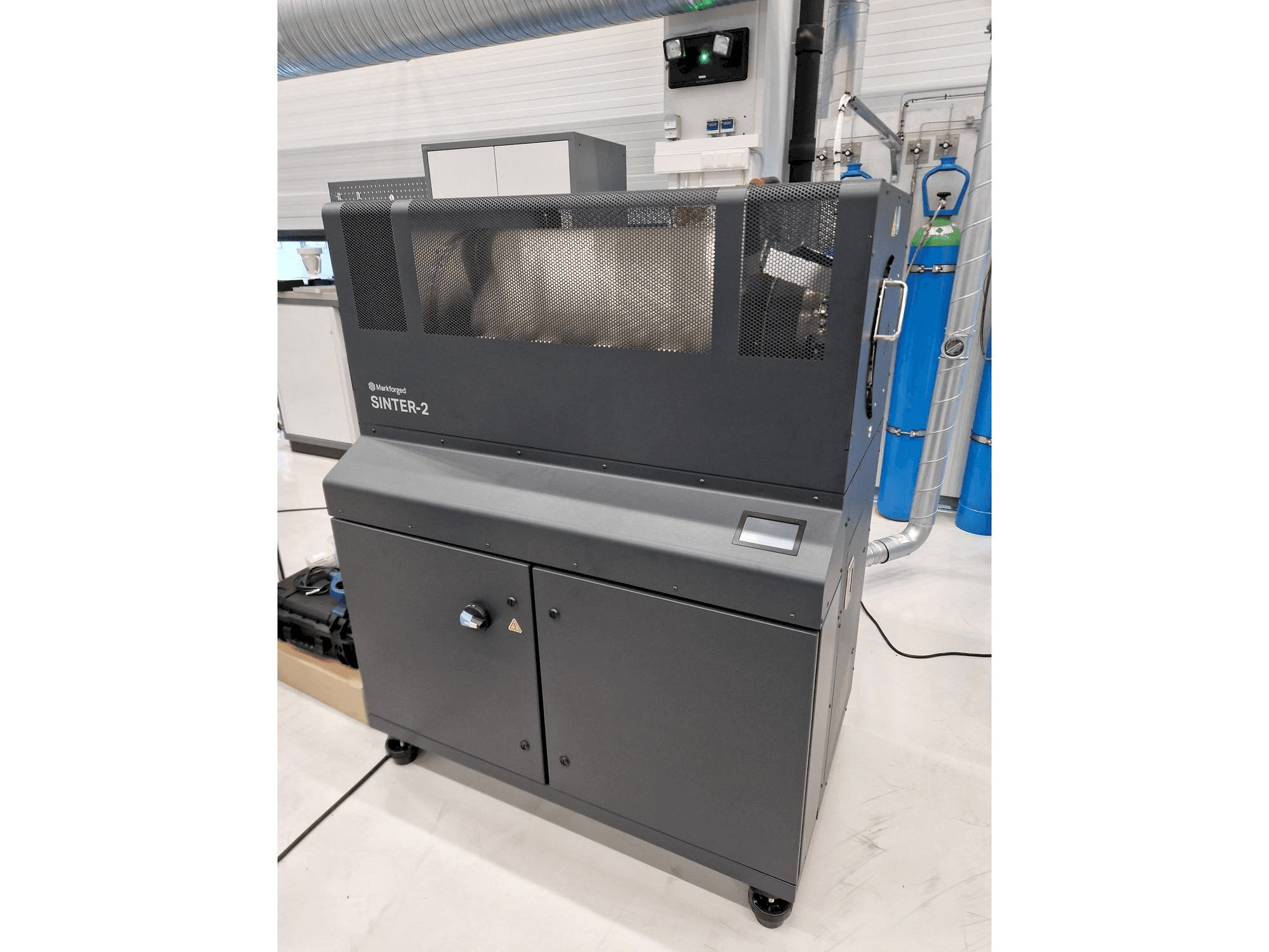 Frontansicht der MARKFORGED Metal X Maschine