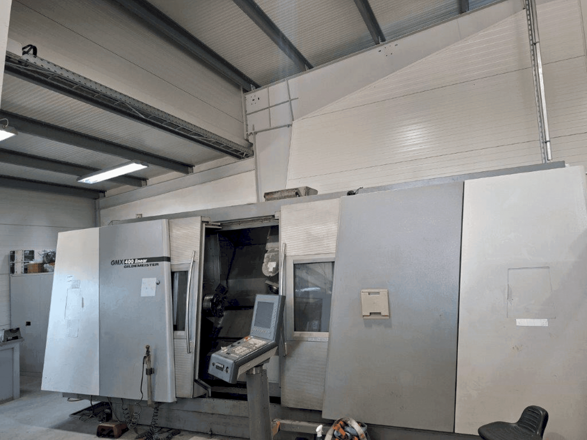 Frontansicht der DMG Gildemeister GMX 400 linear Maschine