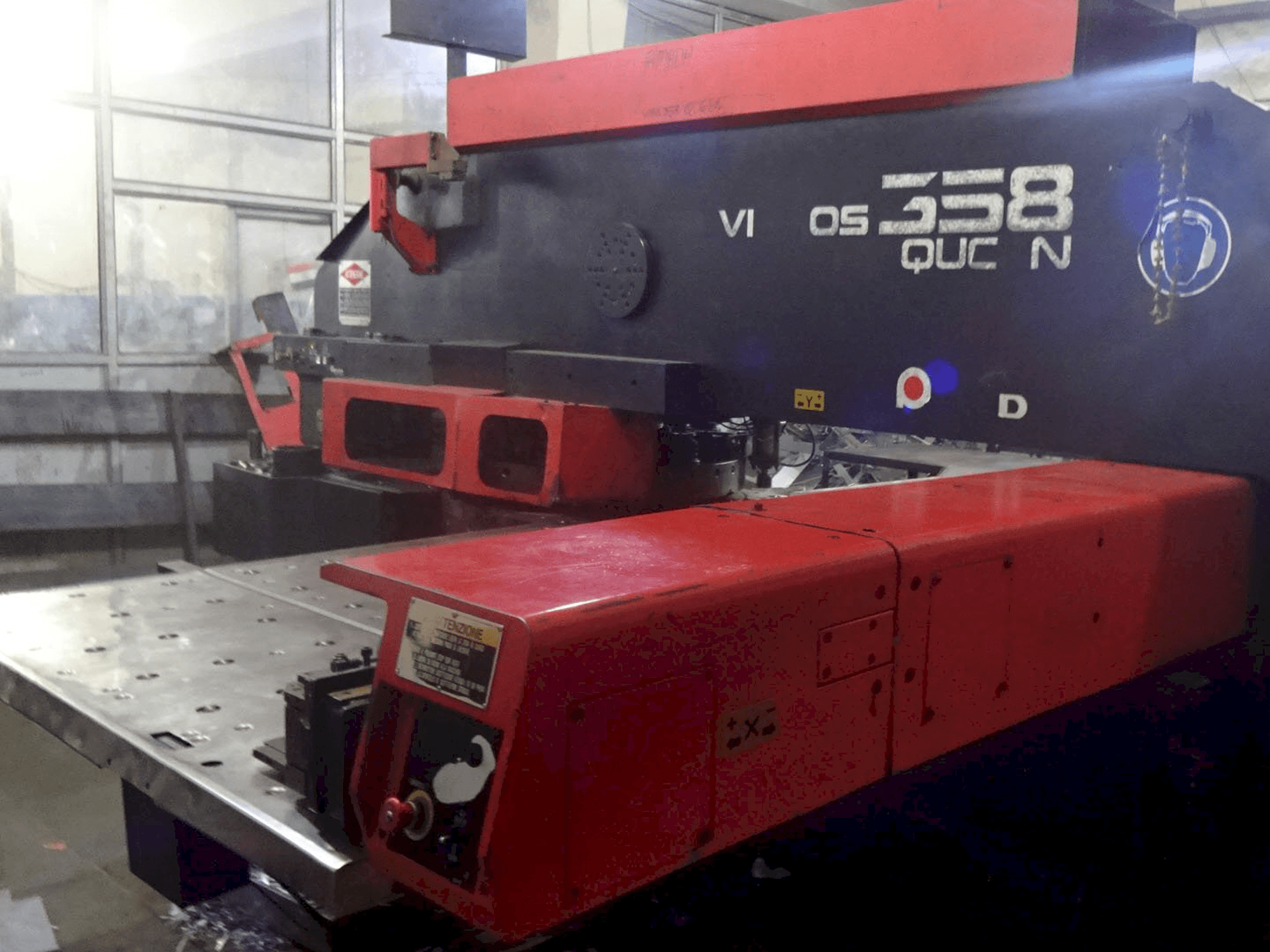 Rechte Ansicht der AMADA Vipros 358Q Maschine