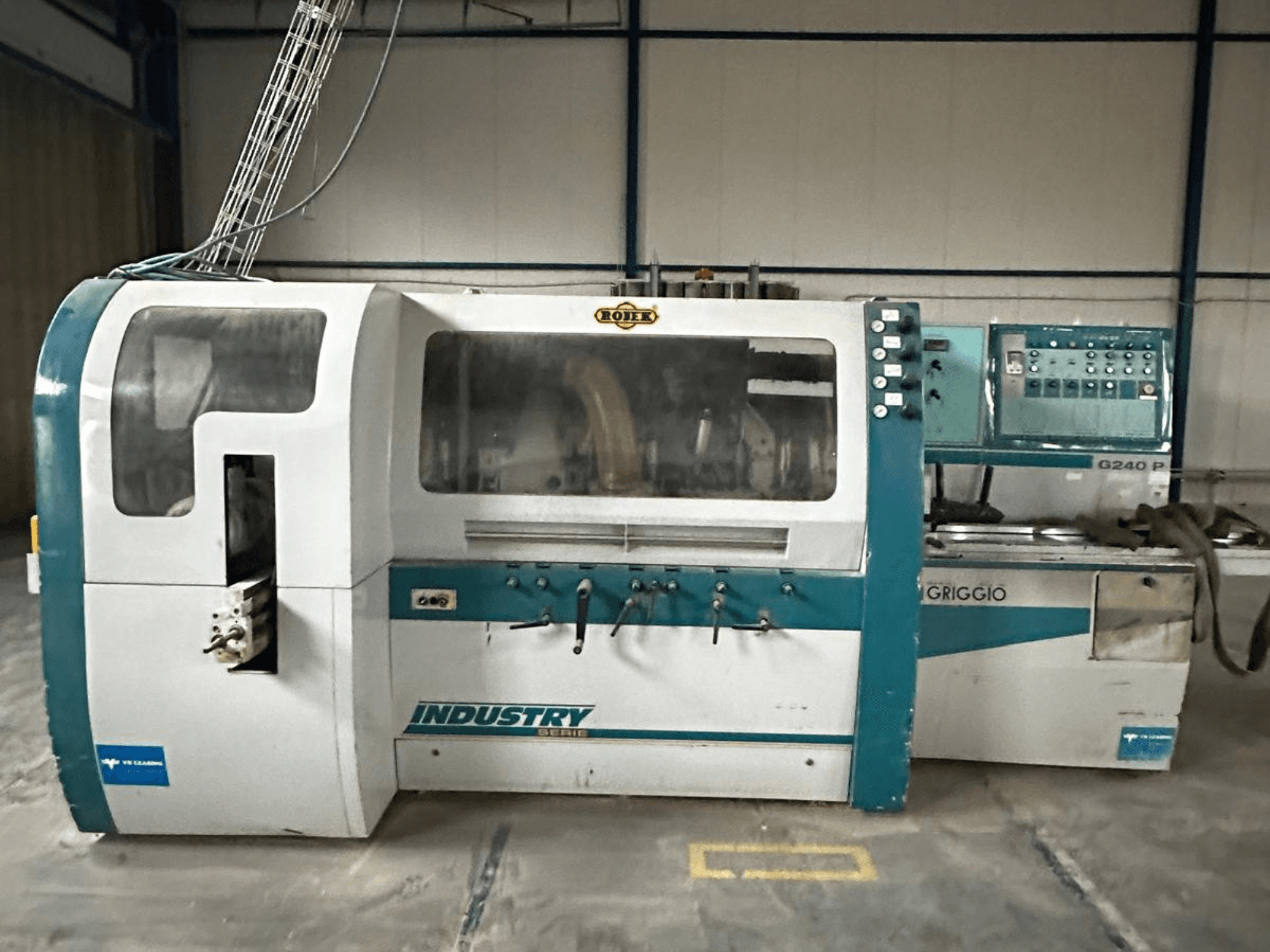 Griggio Industry G240 P Maschine, Vorderansicht, mit Bedienfeld und durchsichtigem Gehäuse, das die internen Mechanismen zeigt.