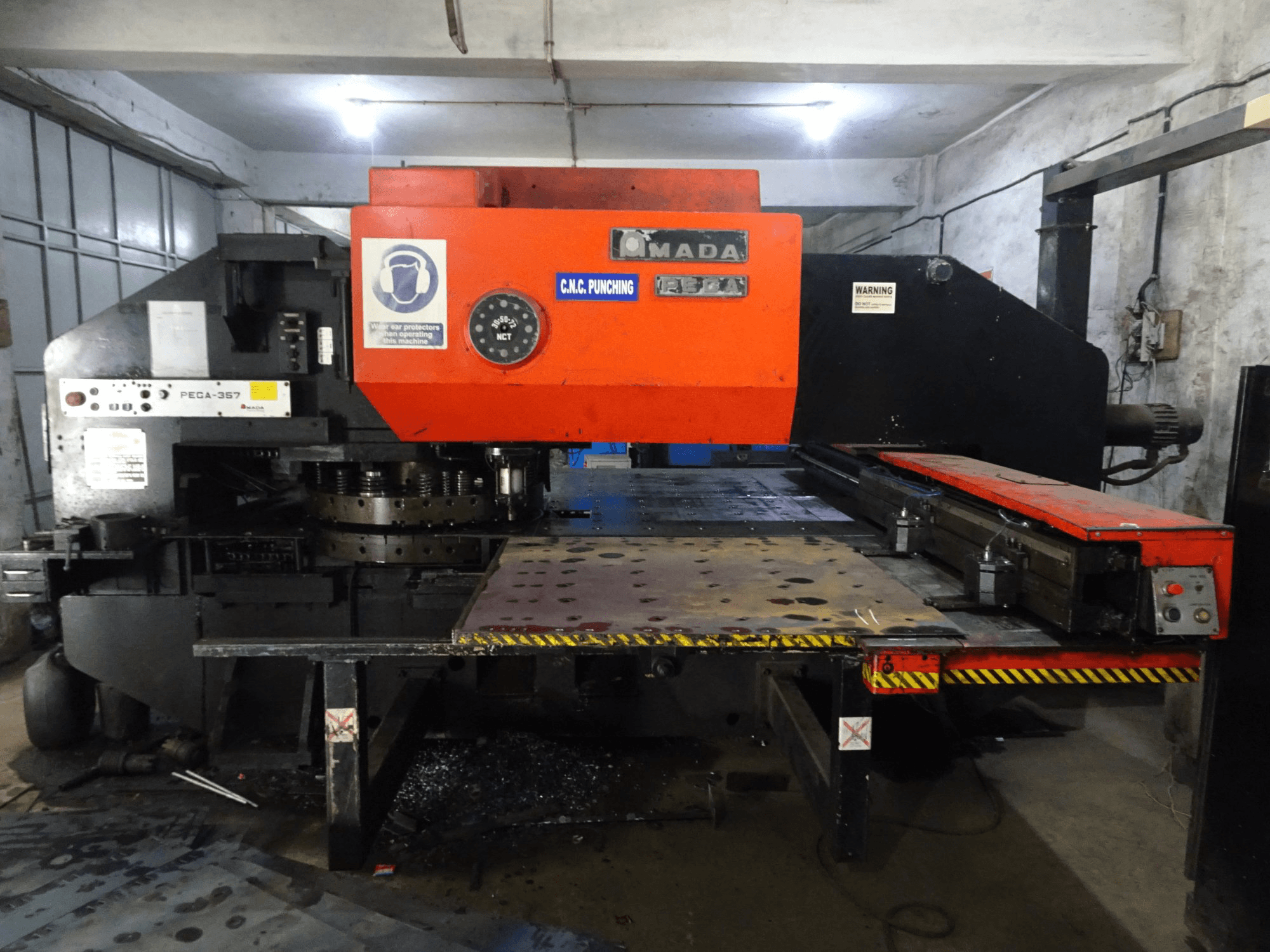 Frontansicht der AMADA PEGA 357 Maschine