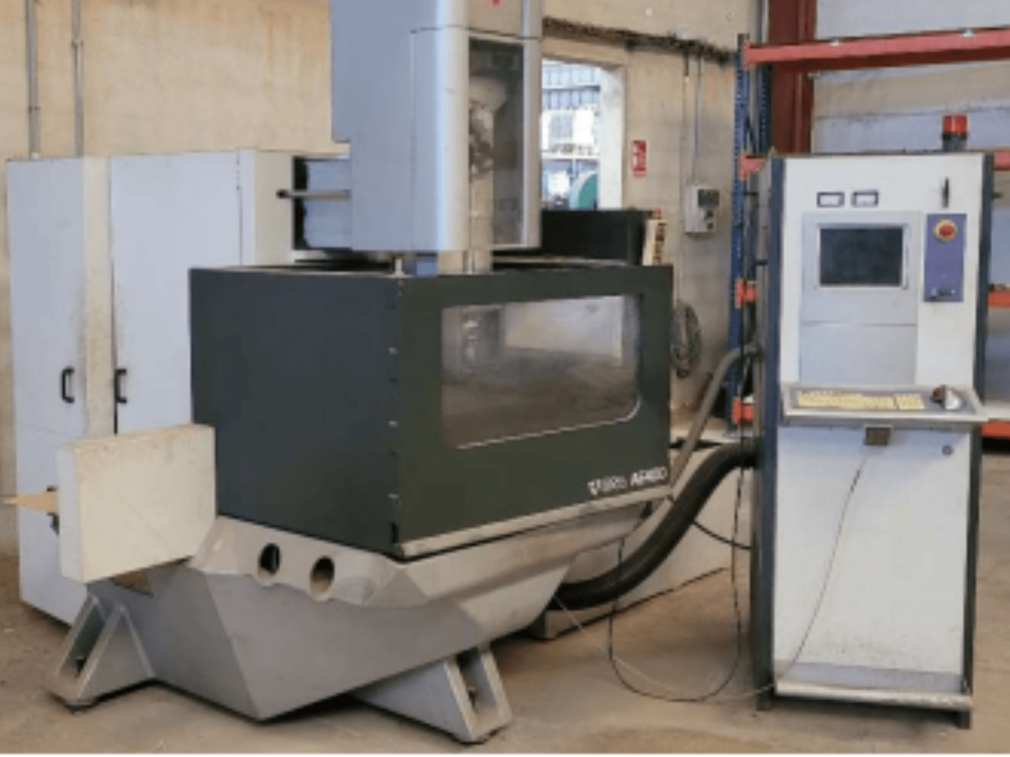 ONA AE 400 Drahterodiermaschine in einer Werkstatt, mit einem Bedienfeld auf der rechten Seite und einem großen Schneidbereich.
