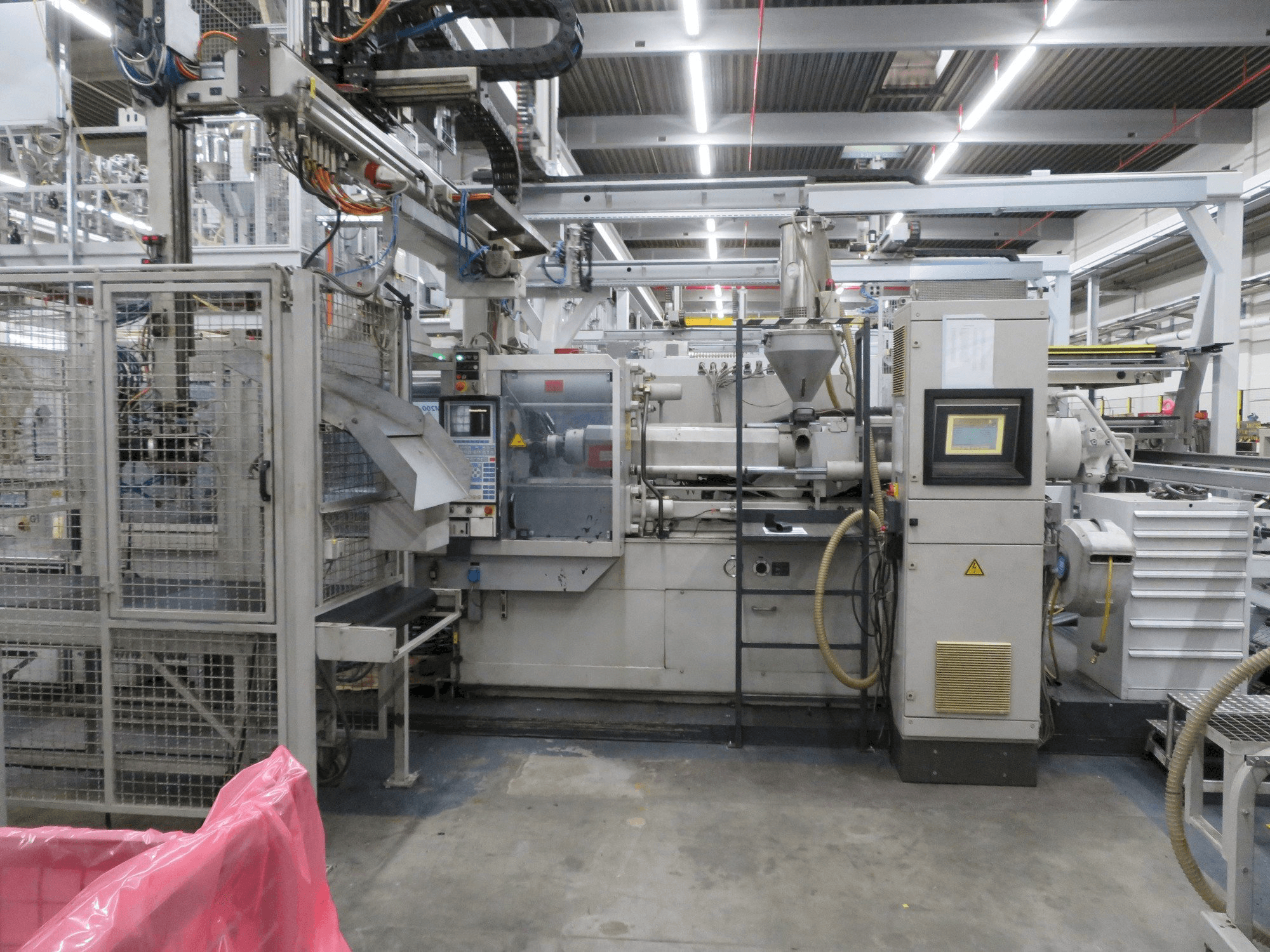 Frontansicht der Krauss Maffei 200-1400 C2 Maschine