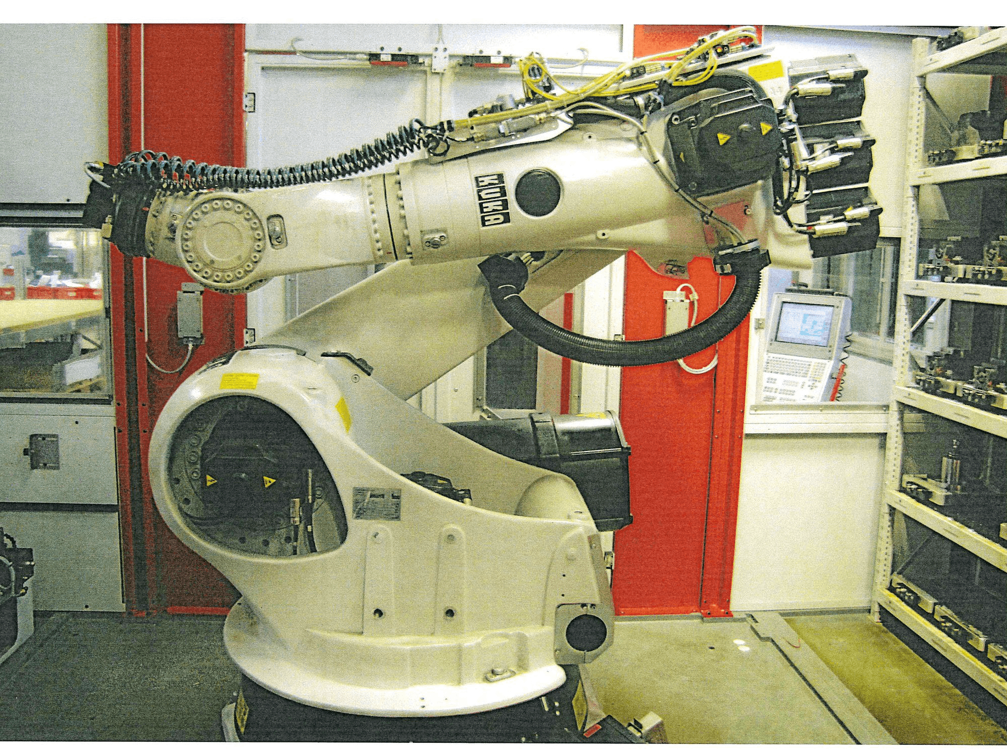 Linke Seitenansicht der KUKA KR 150-2 2000 Maschine