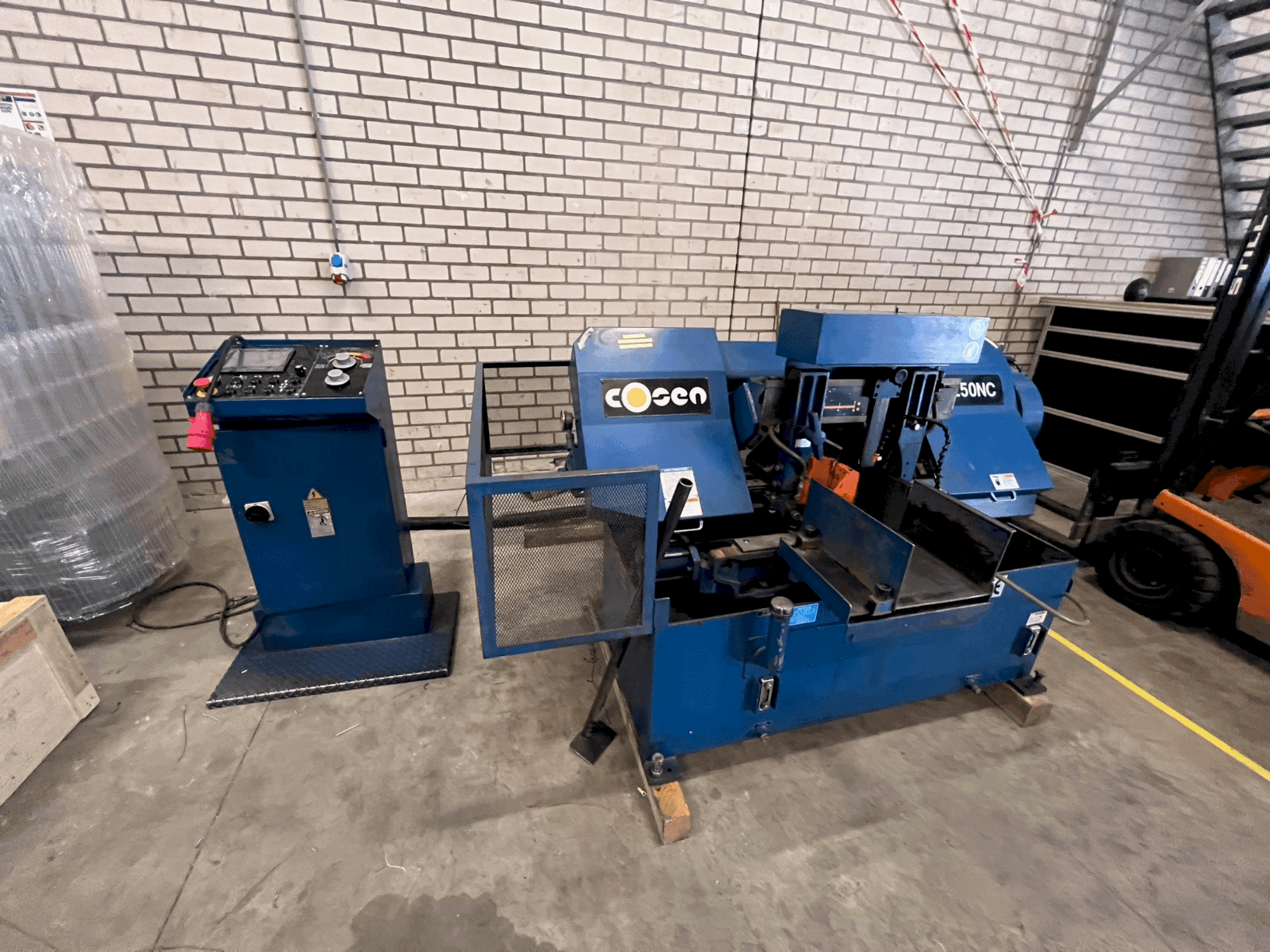 Frontansicht der Cosen C-250NC Maschine