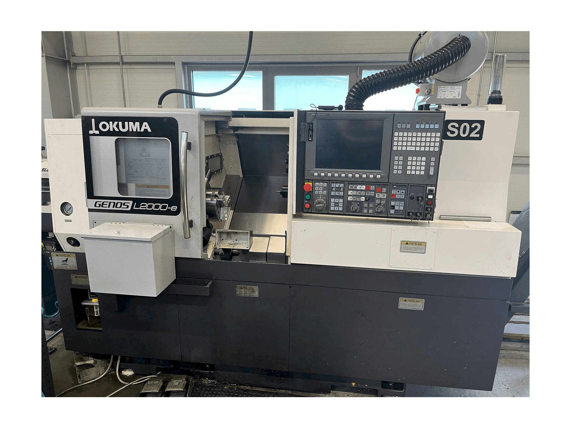 Frontansicht der Okuma GENOS L200 Maschine