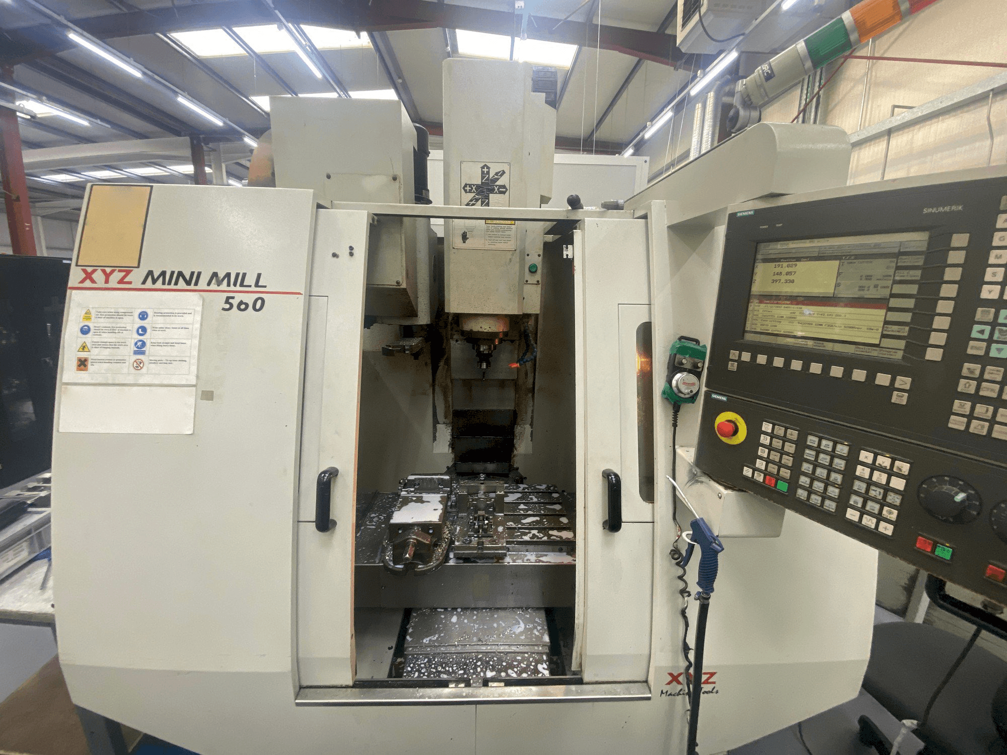 Frontansicht der XYZ Mini Mill 560 Maschine