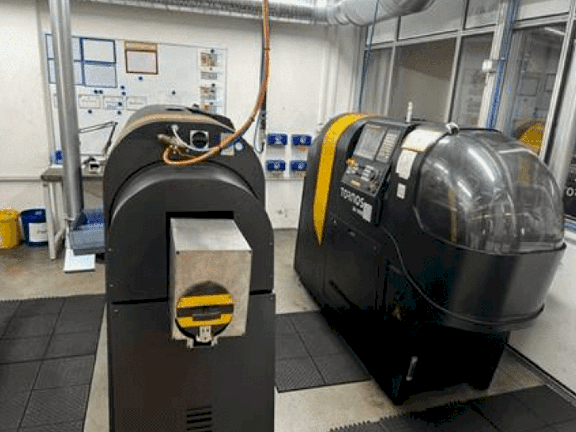 Frontansicht der TORNOS BA 1008 Maschine