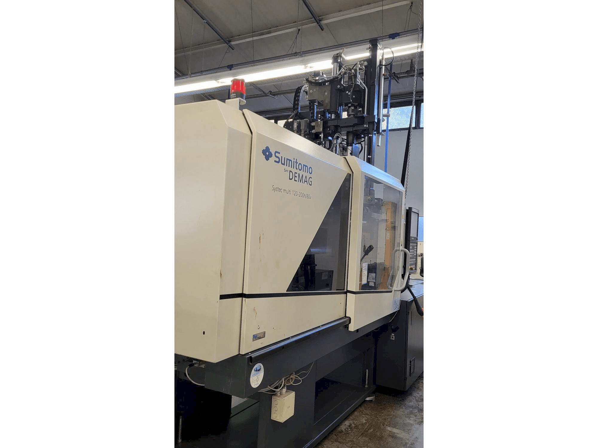 Linke Seitenansicht der Sumitomo SHI DEMAG Systec Multi 120/470-200h/80V Maschine