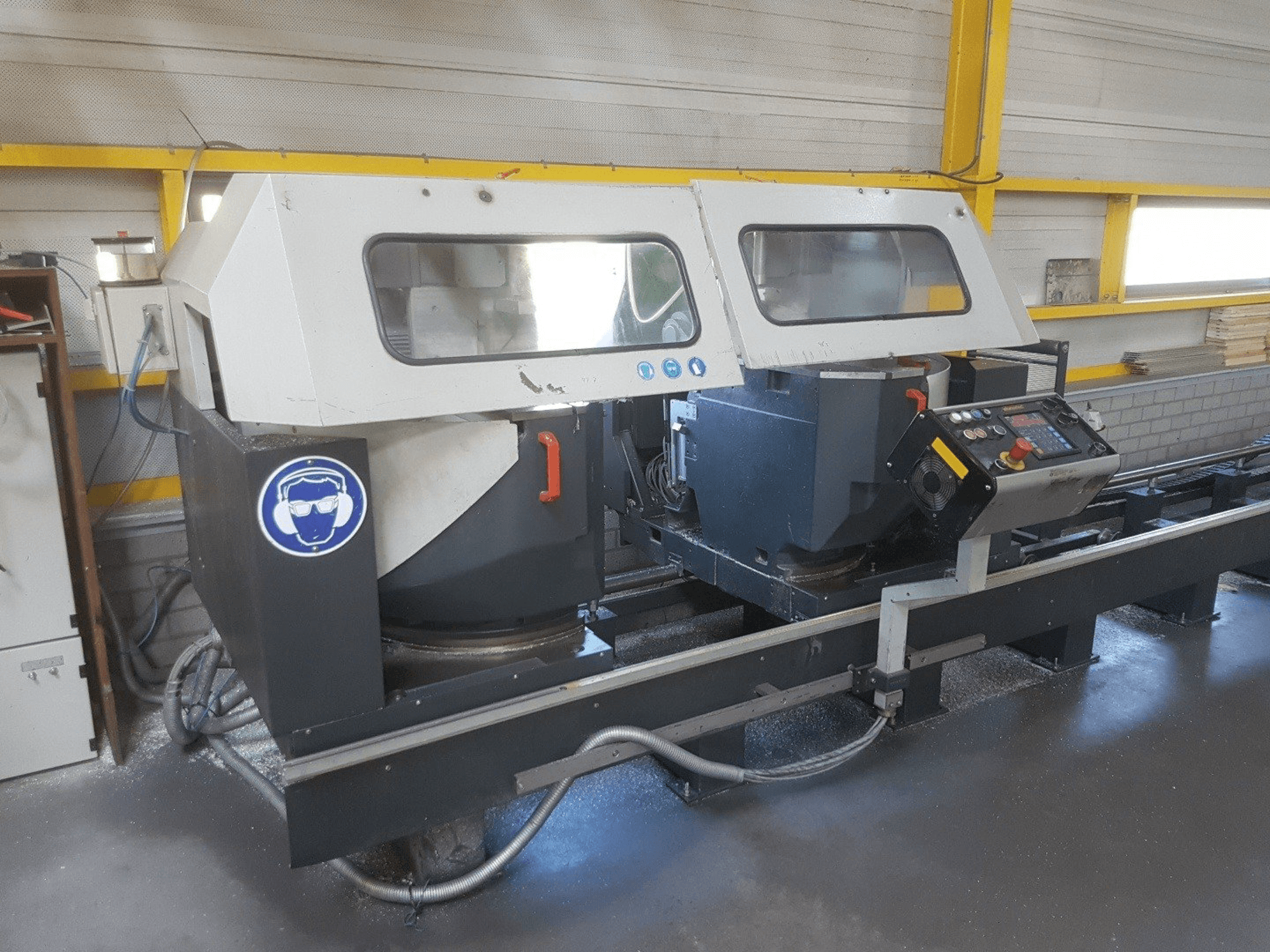 Frontansicht der Elumatec DG 244 Maschine