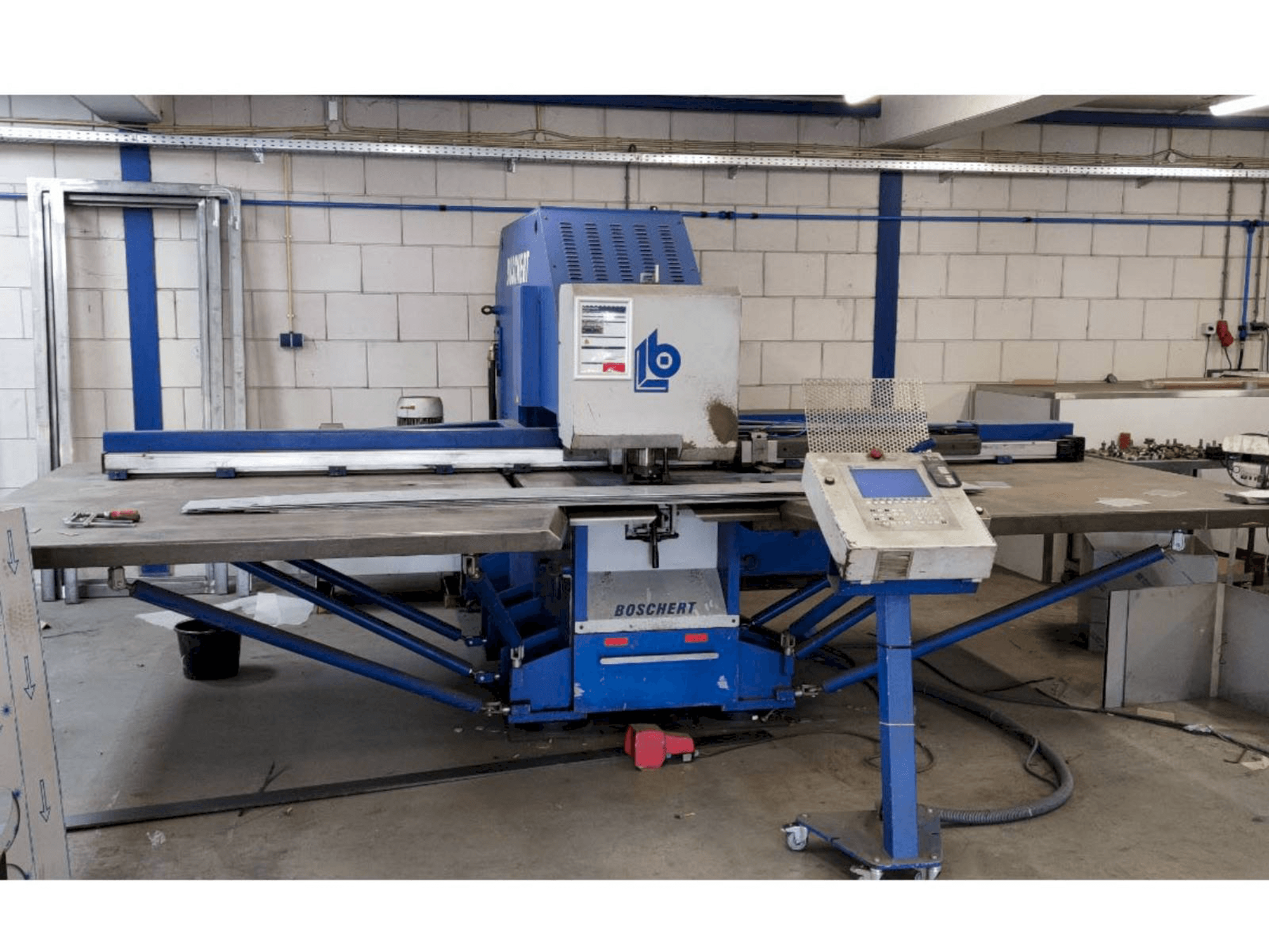 Frontansicht der Boschert EL 1000 CNC Z Maschine
