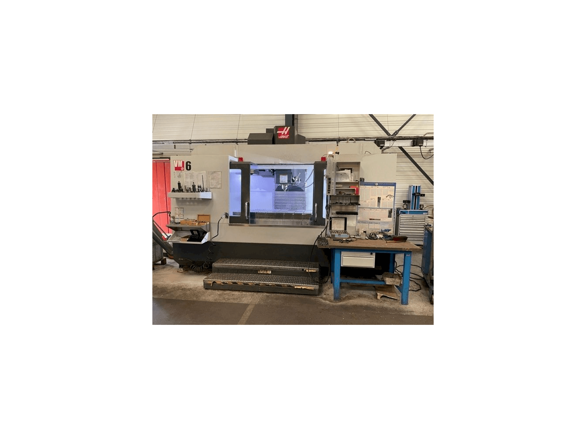 Frontansicht der HAAS VM-6 Maschine