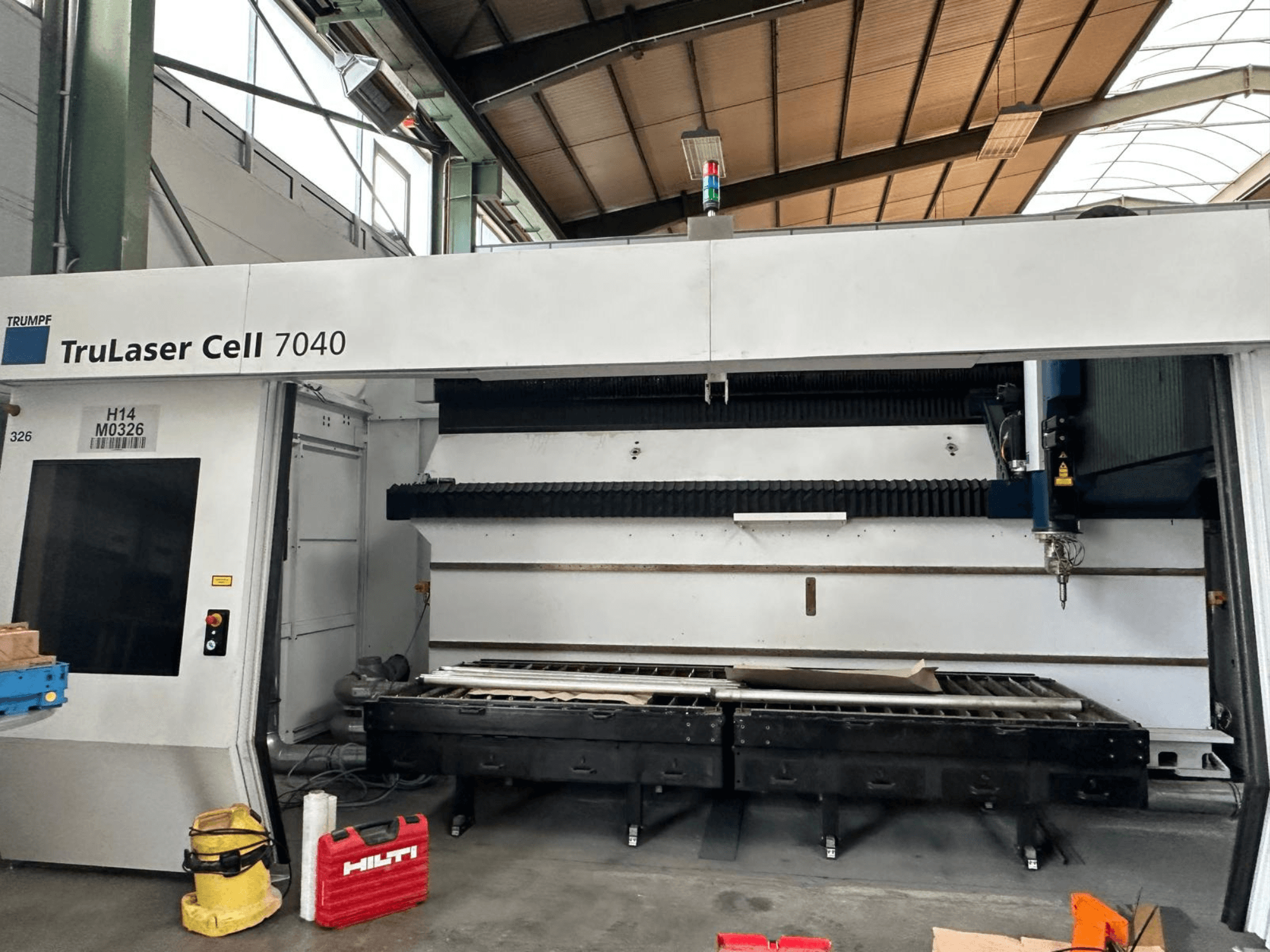 TRUMPF TruLaser Cell 7040 CO₂-Laserschneidmaschine in Frontansicht, mit Blick auf das Bedienfeld und den Schneidbereich.