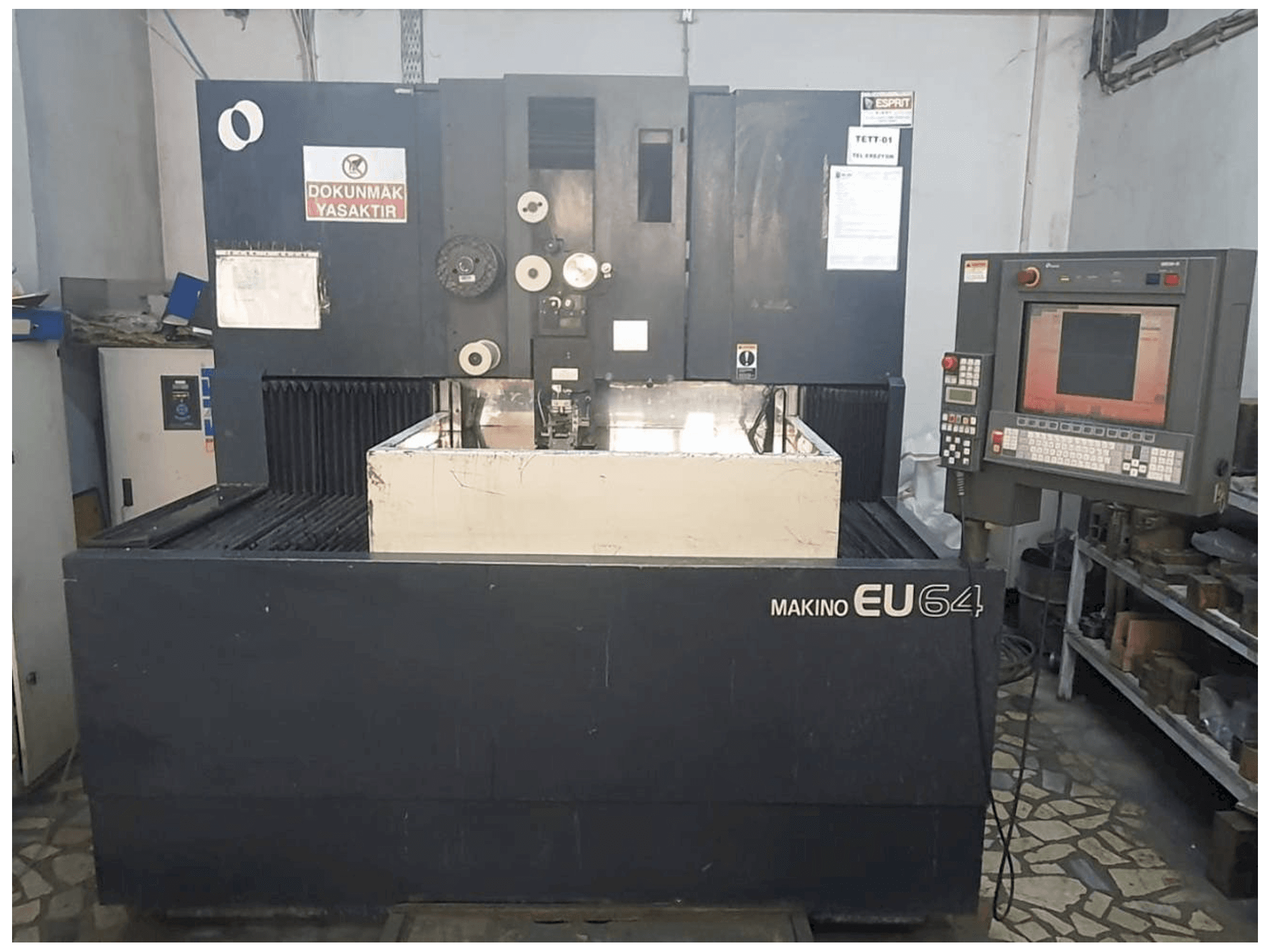 Frontansicht der Makino EU64 Maschine