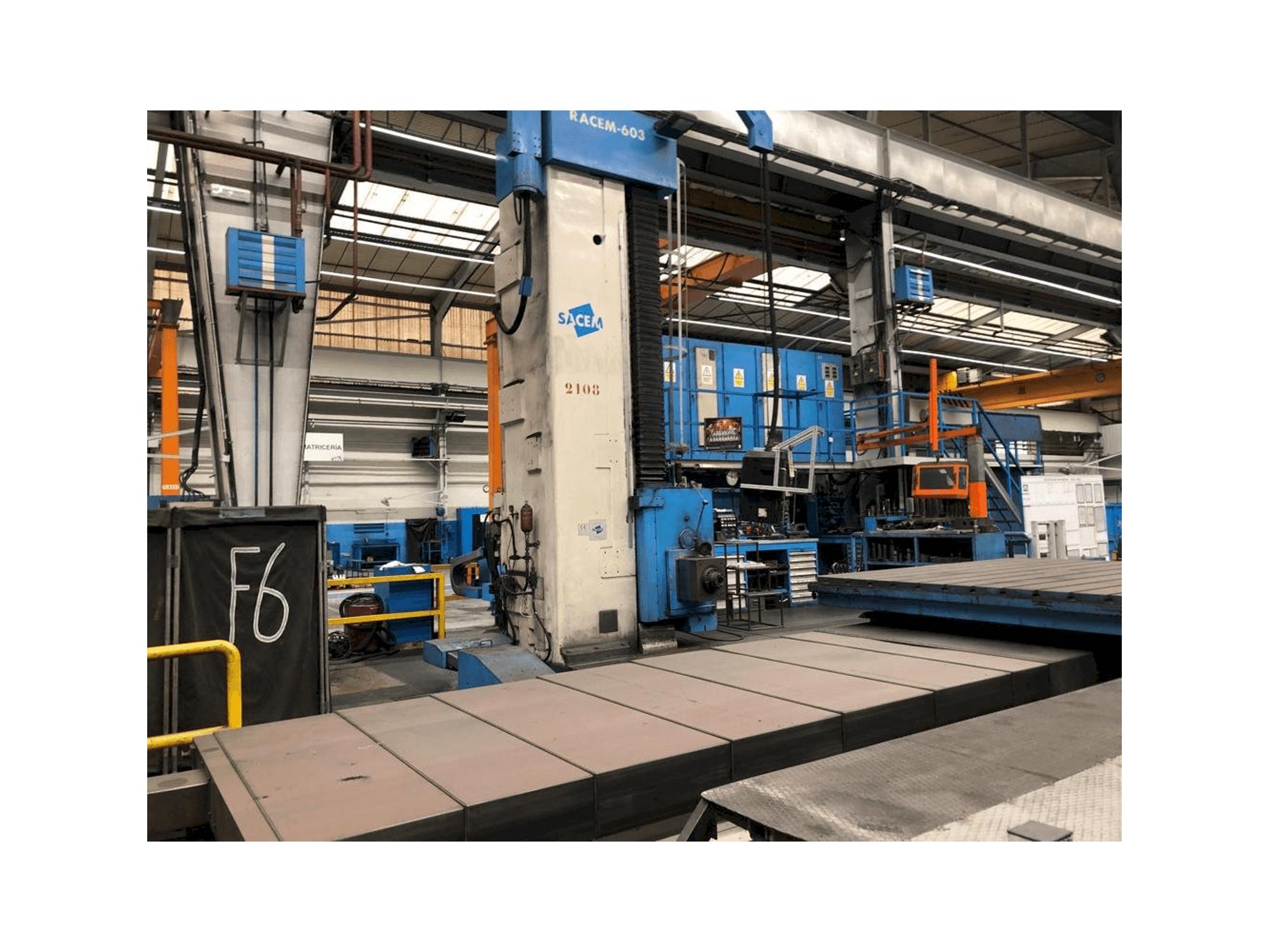 Frontansicht der Sacem Racem-603 Maschine