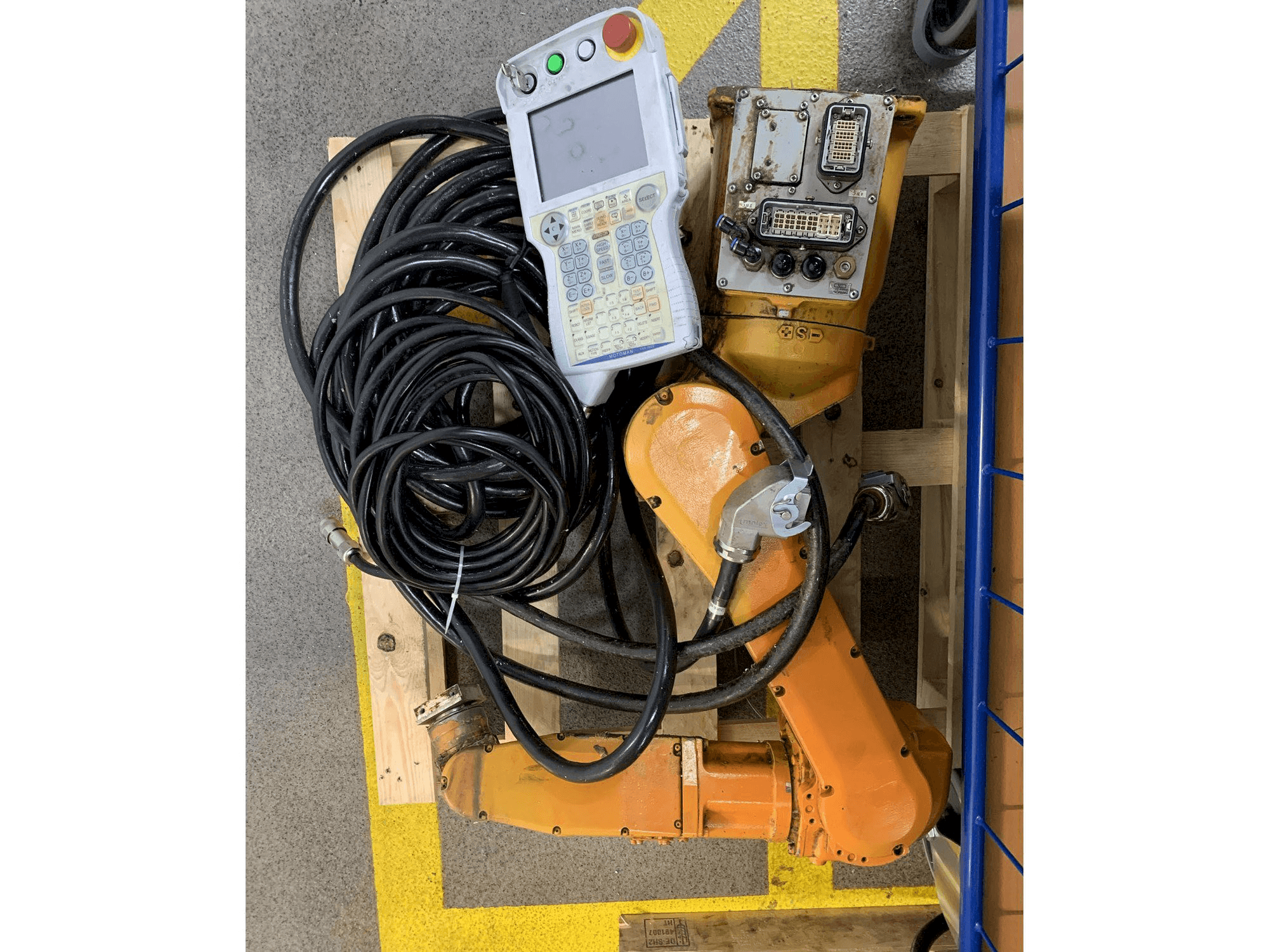 Frontansicht der Yaskawa Motoman YR-MH005LS-A12 Maschine