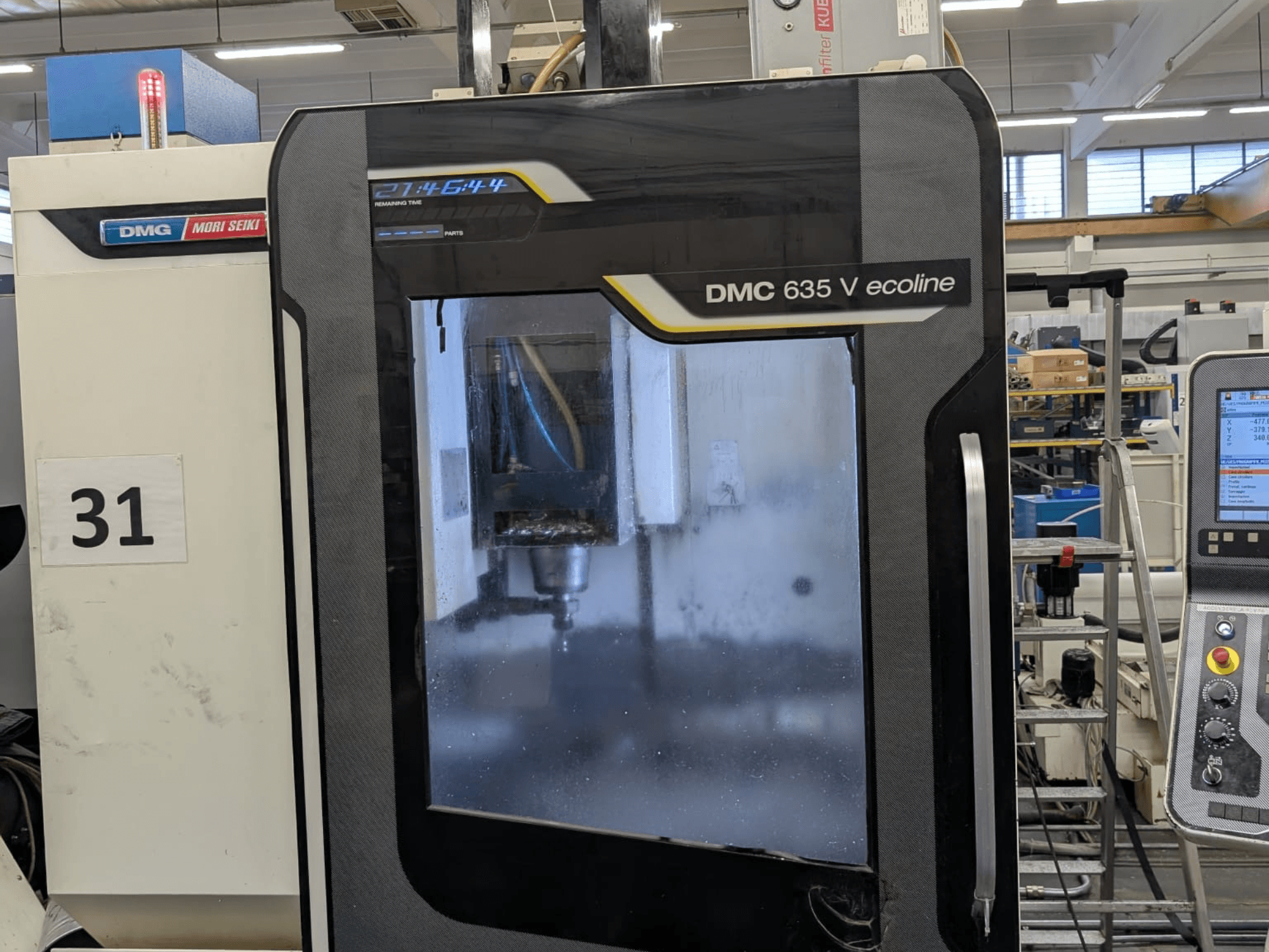 DMG Mori Seiki DMC 635V ecoline Vertikal-Bearbeitungszentrum, Frontansicht mit Bedienfeld und sichtbarem Bearbeitungsbereich.