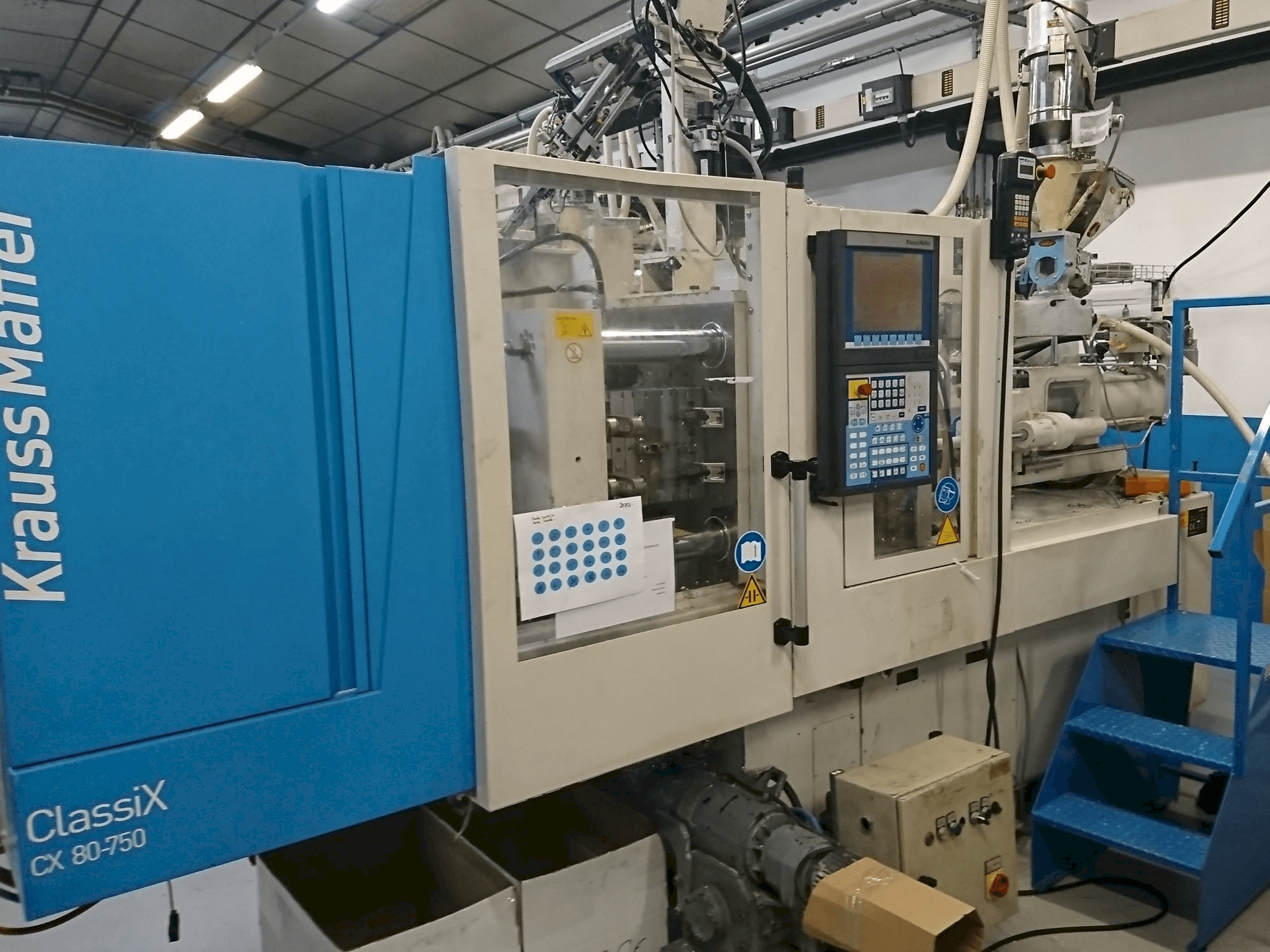 Frontansicht der Krauss Maffei 80-750 CX Maschine