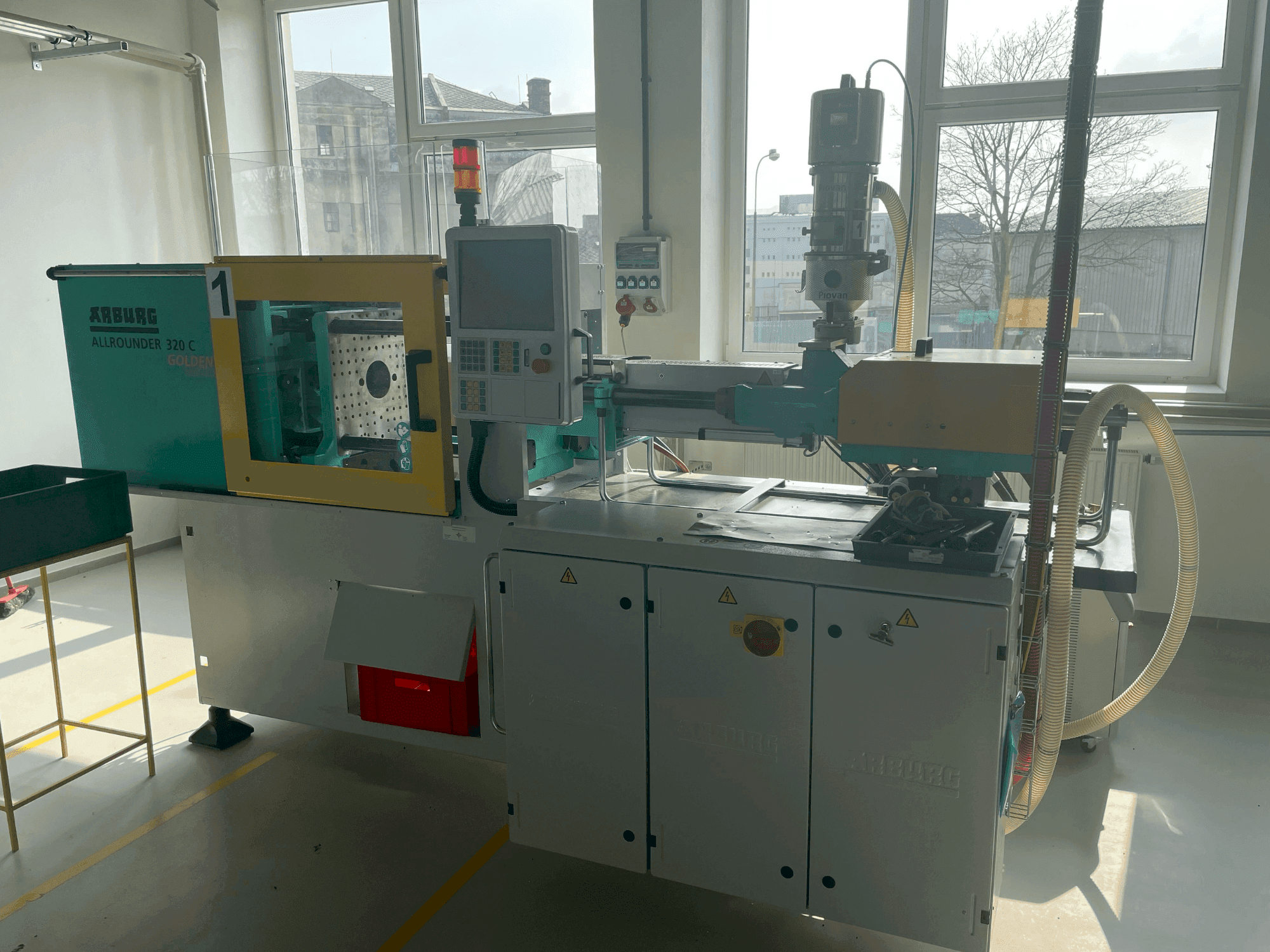 Frontansicht der Arburg Allrounder 320C 500-170 Maschine