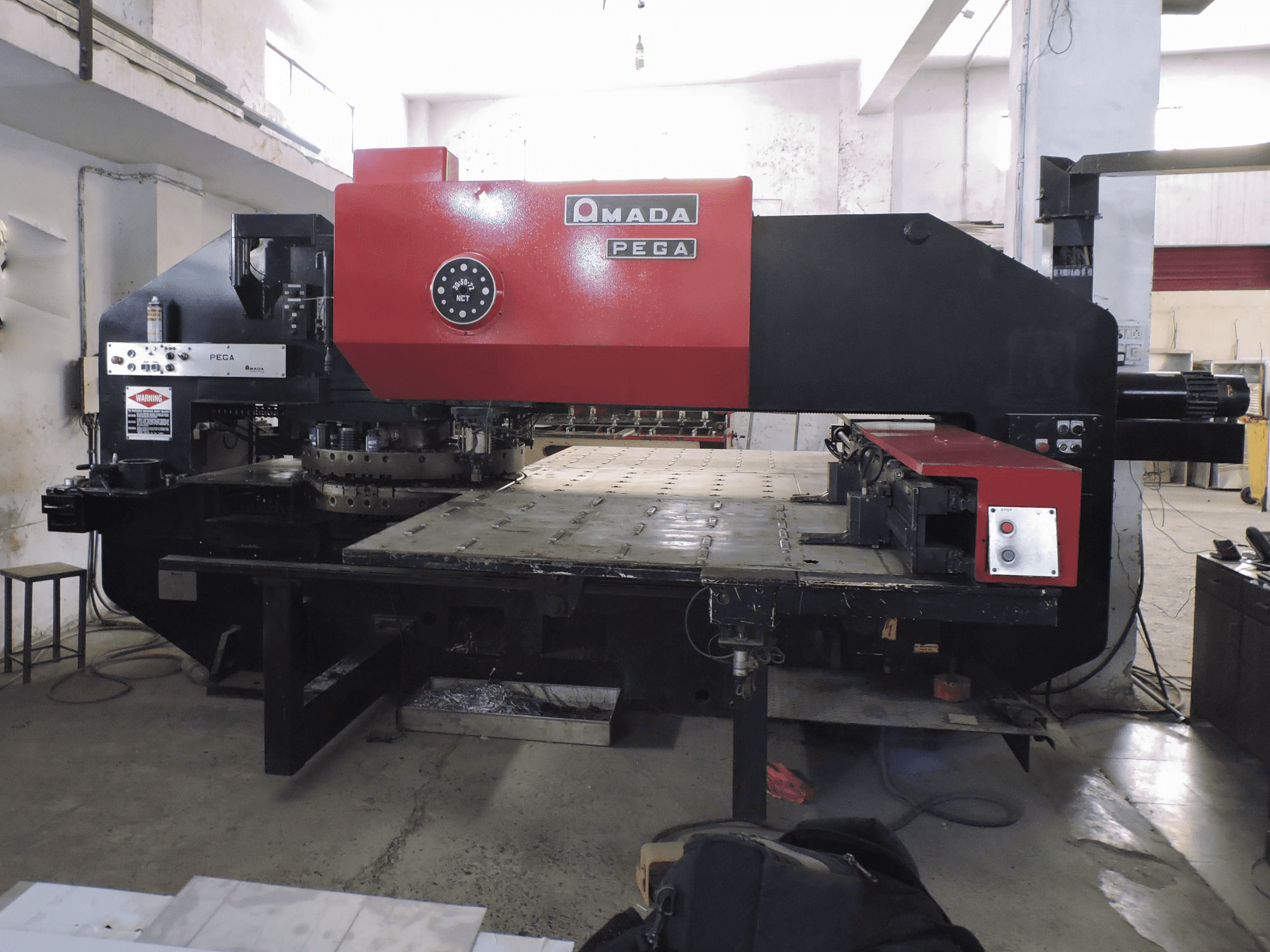 Frontansicht der AMADA PEGA 357 Maschine