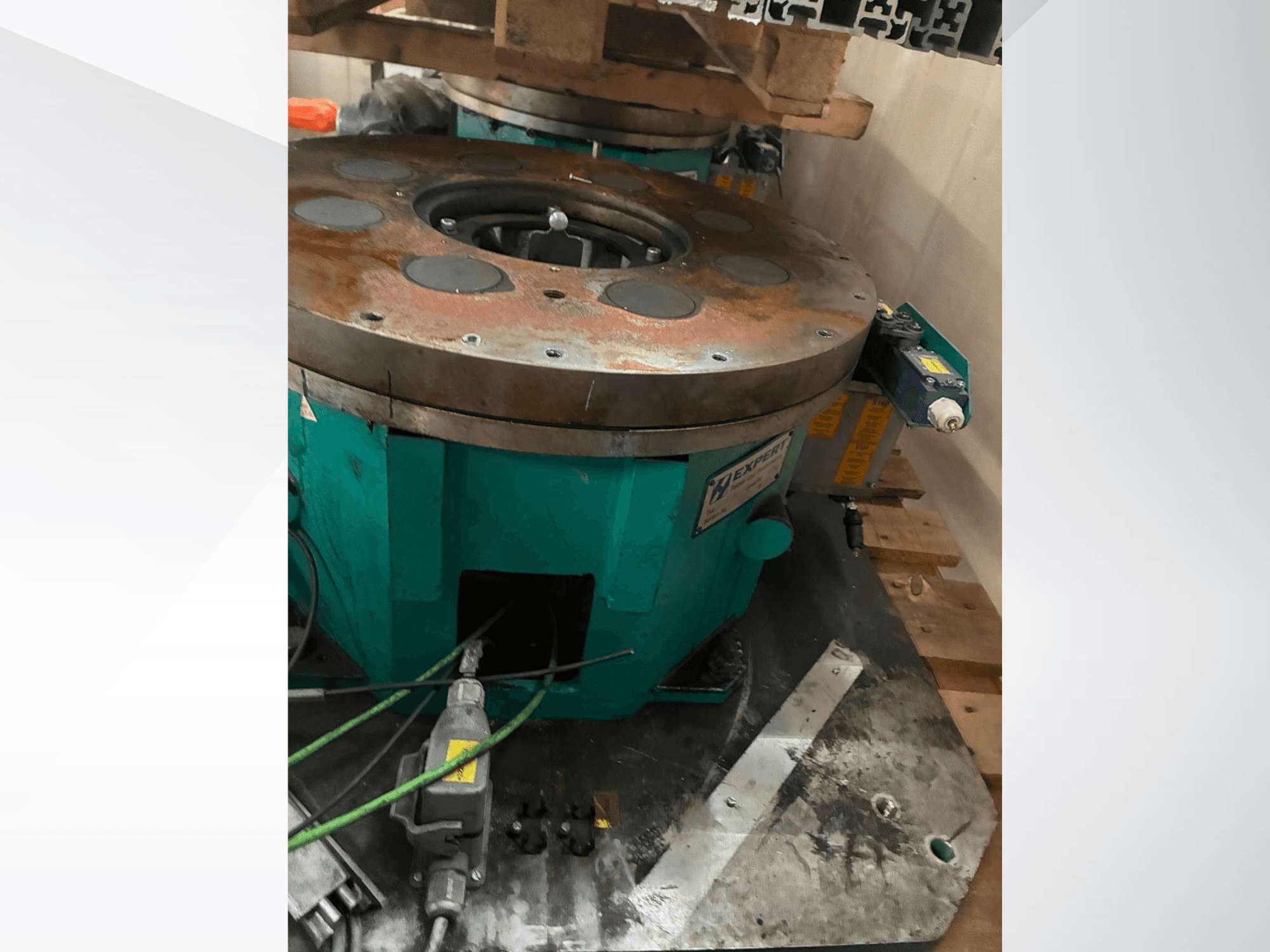 Automatisierungsgerät EXPERT EDX810/0250/8, von der Seite gesehen, mit Metallgestell, Steuerungsmechanismen und Abnutzungsspuren an der Oberfläche.