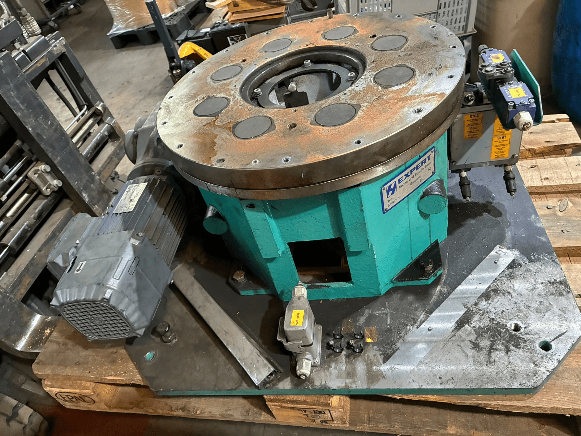 Das Spezialgerät EDX810/0250/8 für die Automatisierung, Ansicht von vorne, verfügt über einen Motor, ein Bedienfeld und eine runde Platte mit mehreren Löchern.