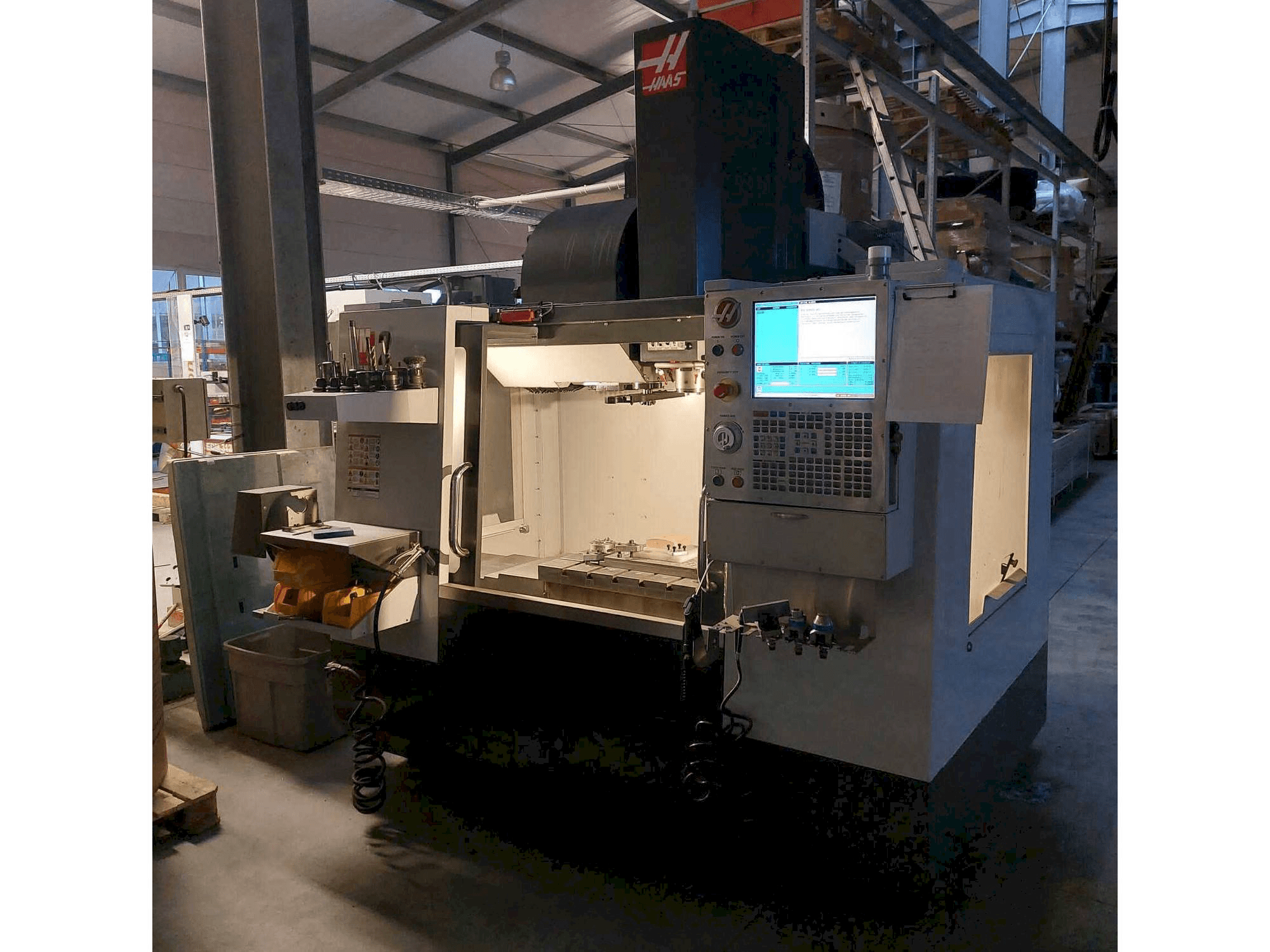 Frontansicht der HAAS VM-2 Maschine
