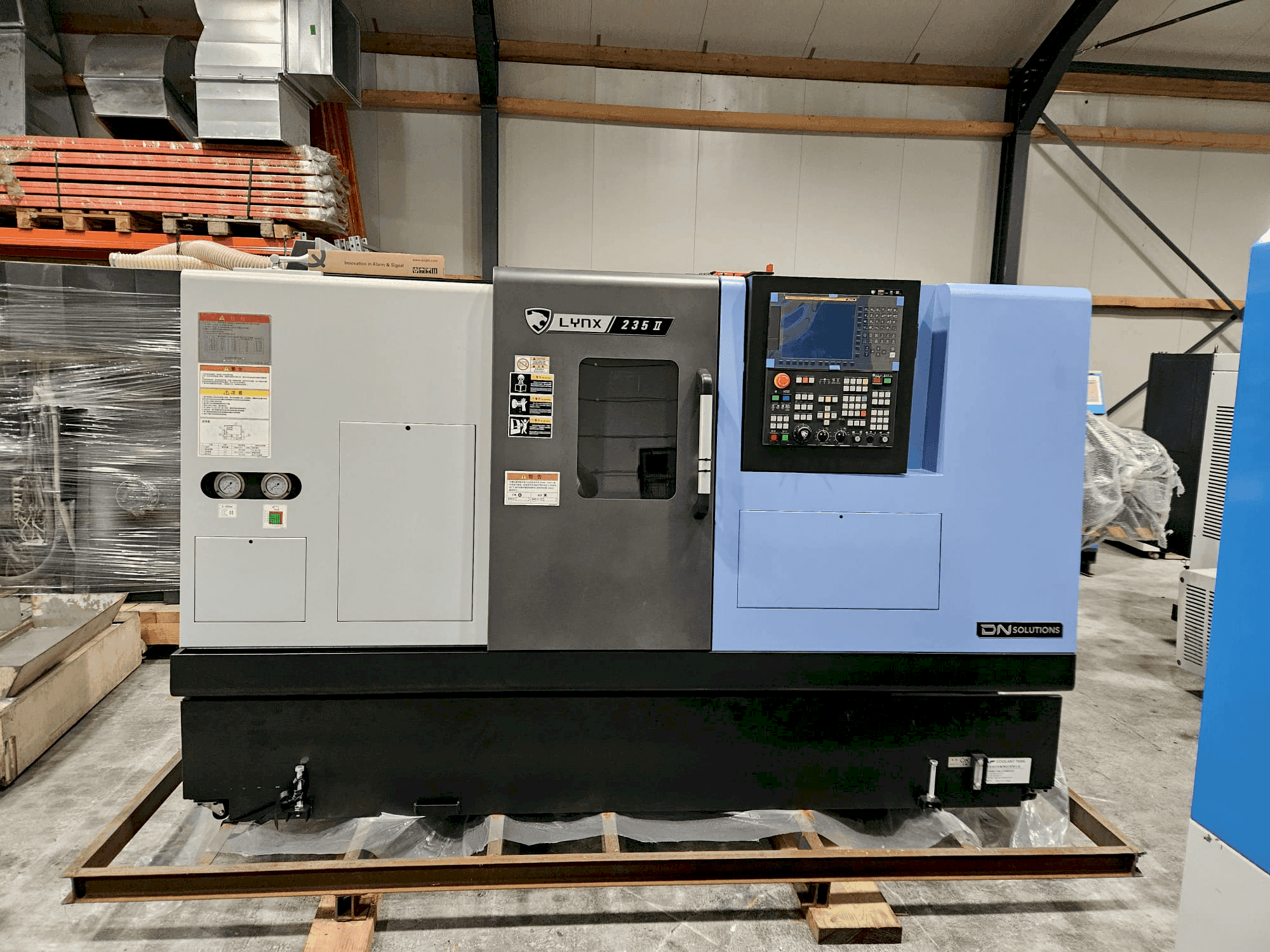 Frontansicht der DOOSAN Lynx 235II Maschine
