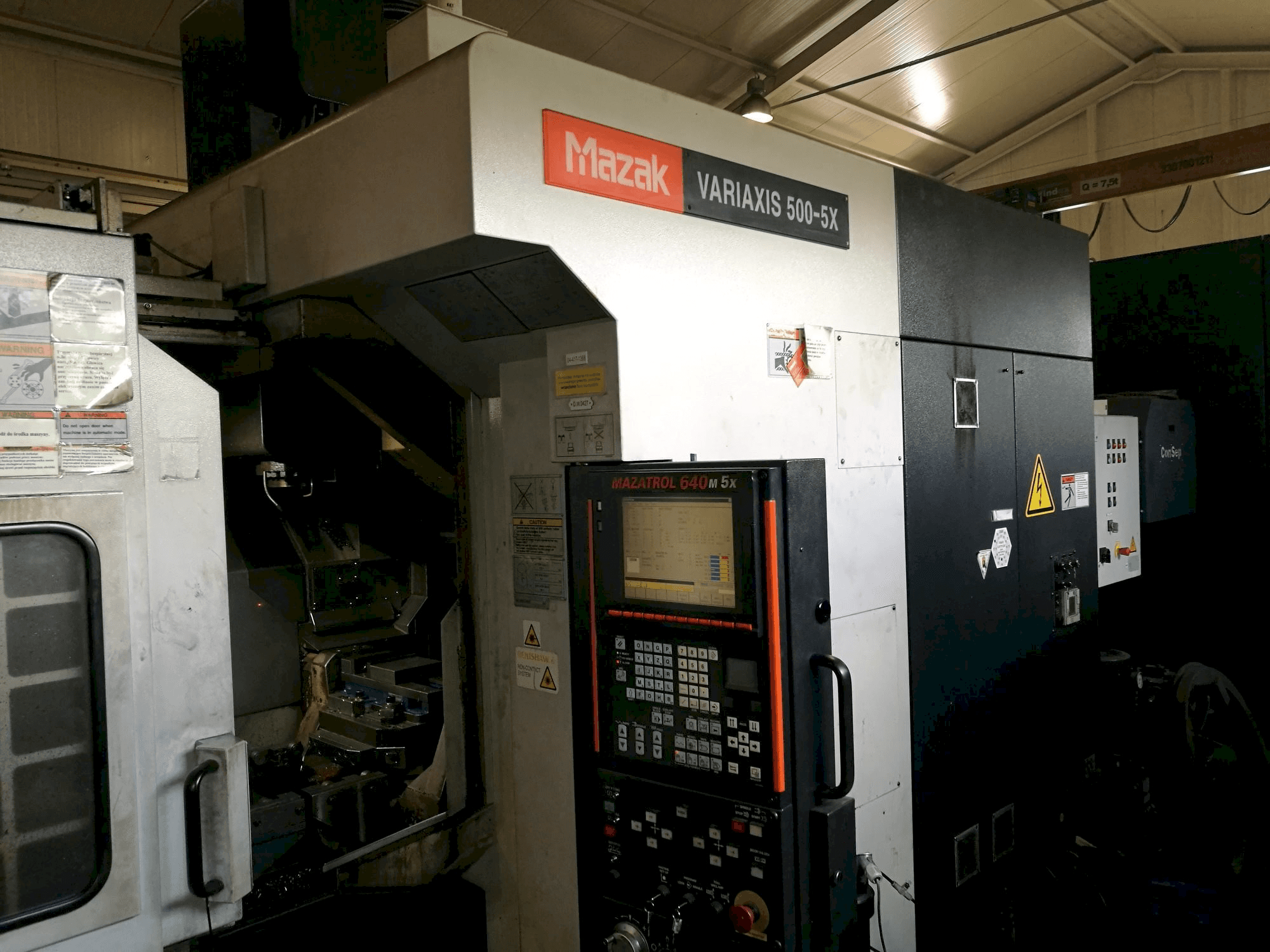 Frontansicht der Mazak VARIAXIS 500-5X Maschine