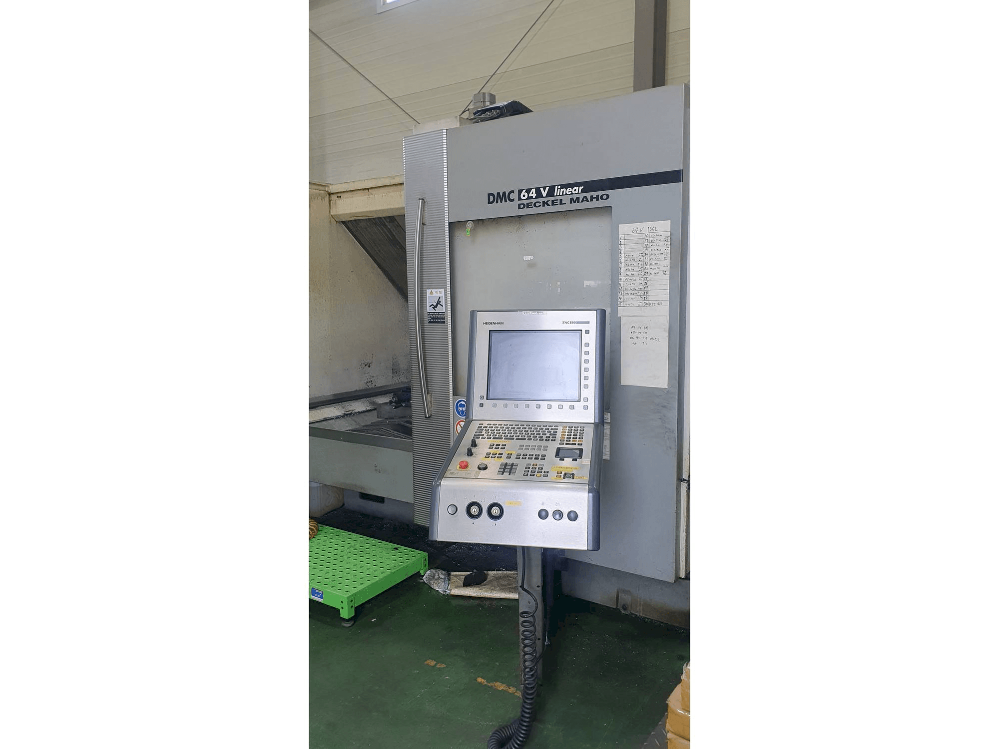 Frontansicht der DECKEL MAHO DMC 64 V Maschine