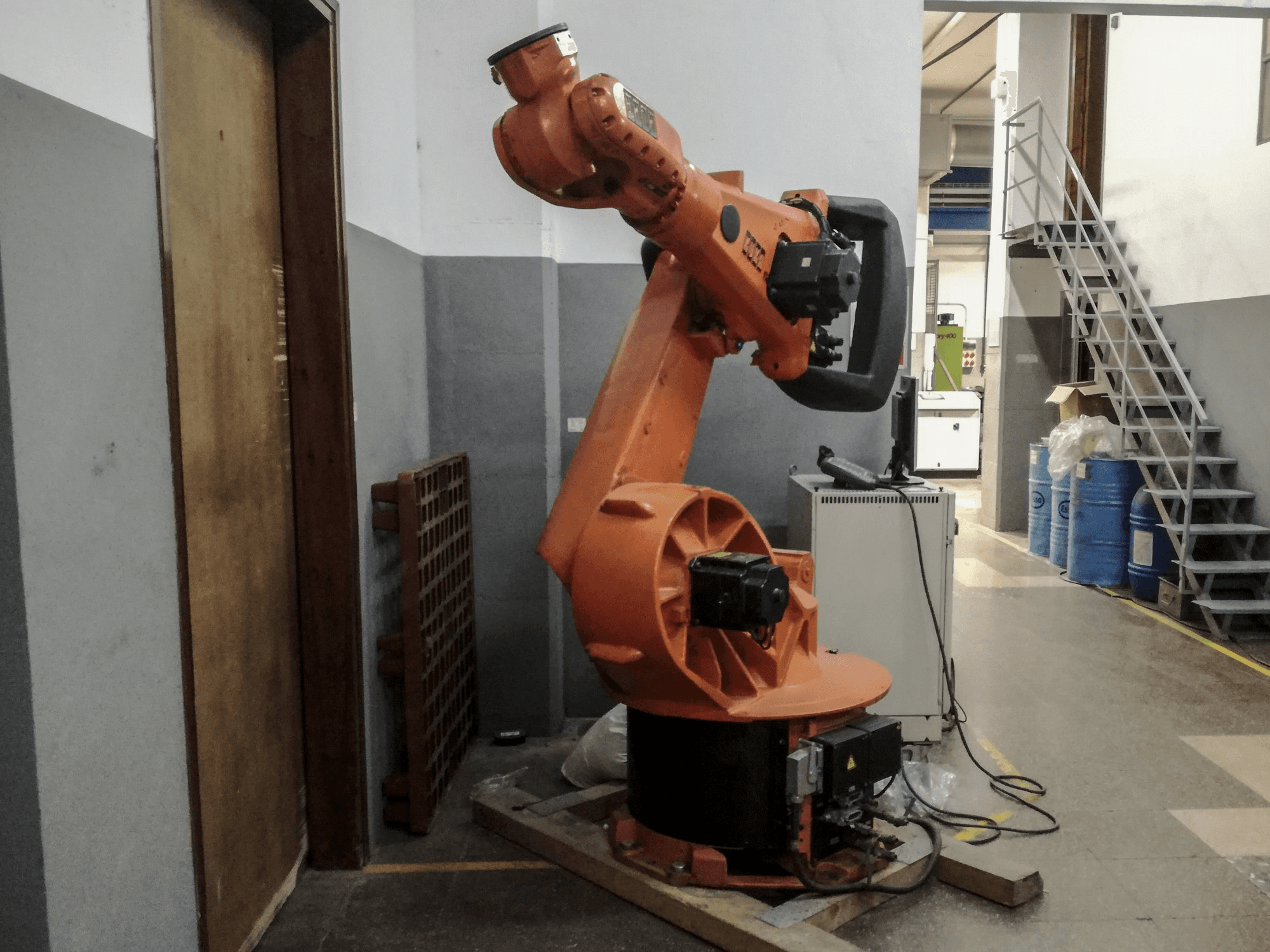 Linke Ansicht der KUKA KR 150 Maschine